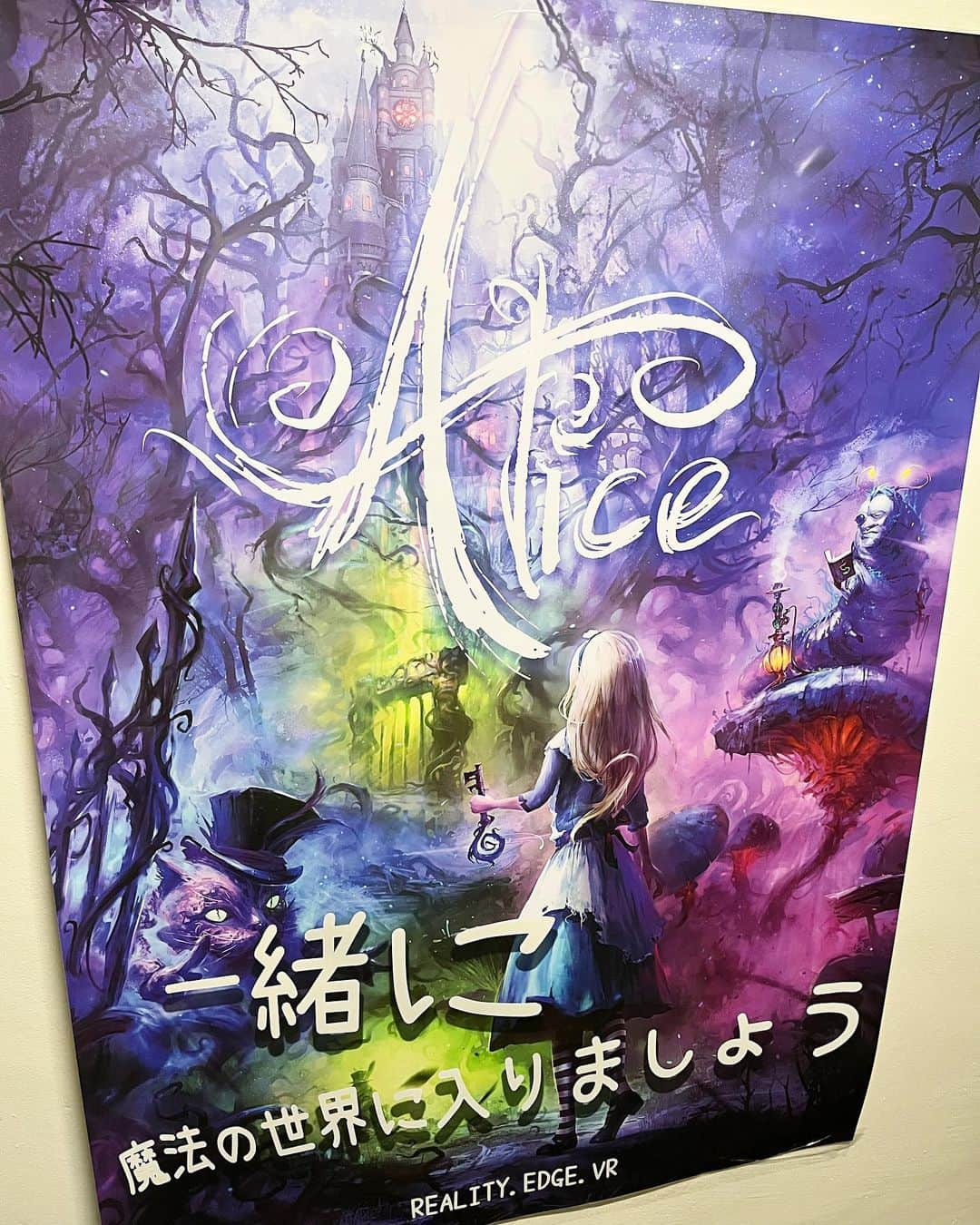 吉田早織さんのインスタグラム写真 - (吉田早織Instagram)「最新の遊び場紹介！！ VR脱出ゲームを体験してきた😆😆❣️  @reality.edge.vr  結論、めちゃめちゃ楽しかった！！！！  10種類以上のゲームから選んで遊べます✨✨  アリスのテーマを選んだんだけど、誰もまだクリアしてないらしくて大丈夫かなー？と思ったけどやっぱりクリアはできなかった🤣🤣🤣 悔しいー！！笑 またやってみたい！！  VRの操作自体は難しくなくて、チュートリアルもあるから安心して遊べるよ😊  1人でもできるけど、2-4人くらいでみんなで謎解きするのが良さそう👌💕 場所は神田駅からすぐ近く！  #RealityEdgeVR #VRゲーム #VR体験 #VR密室脱出 #VR脱出ゲーム #デートスポット #カラキャス  #ゲーム　#レジャー#東京#神田#VR」2月9日 20時10分 - saoriyoshida034