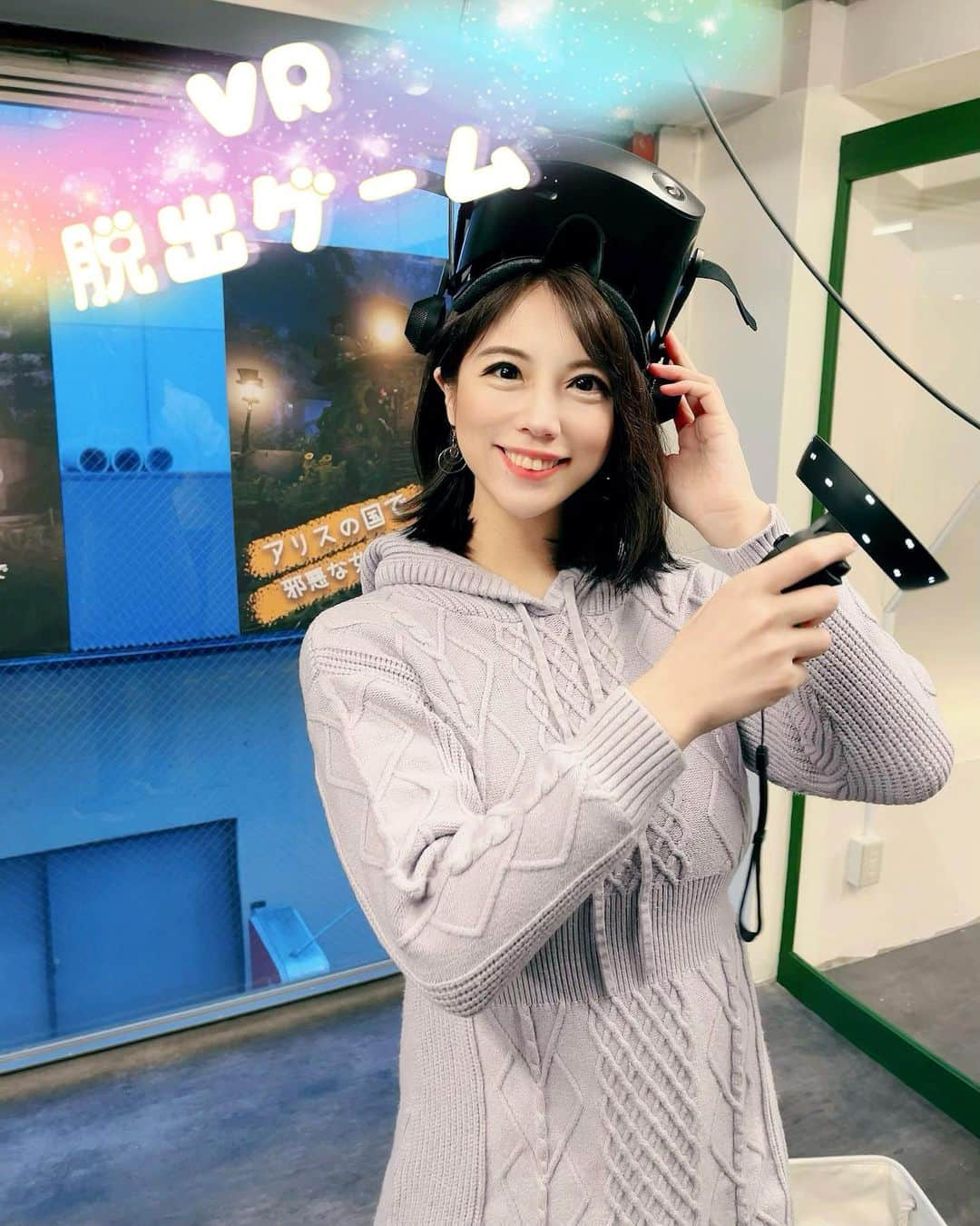 吉田早織のインスタグラム：「最新の遊び場紹介！！ VR脱出ゲームを体験してきた😆😆❣️  @reality.edge.vr  結論、めちゃめちゃ楽しかった！！！！  10種類以上のゲームから選んで遊べます✨✨  アリスのテーマを選んだんだけど、誰もまだクリアしてないらしくて大丈夫かなー？と思ったけどやっぱりクリアはできなかった🤣🤣🤣 悔しいー！！笑 またやってみたい！！  VRの操作自体は難しくなくて、チュートリアルもあるから安心して遊べるよ😊  1人でもできるけど、2-4人くらいでみんなで謎解きするのが良さそう👌💕 場所は神田駅からすぐ近く！  #RealityEdgeVR #VRゲーム #VR体験 #VR密室脱出 #VR脱出ゲーム #デートスポット #カラキャス  #ゲーム　#レジャー#東京#神田#VR」