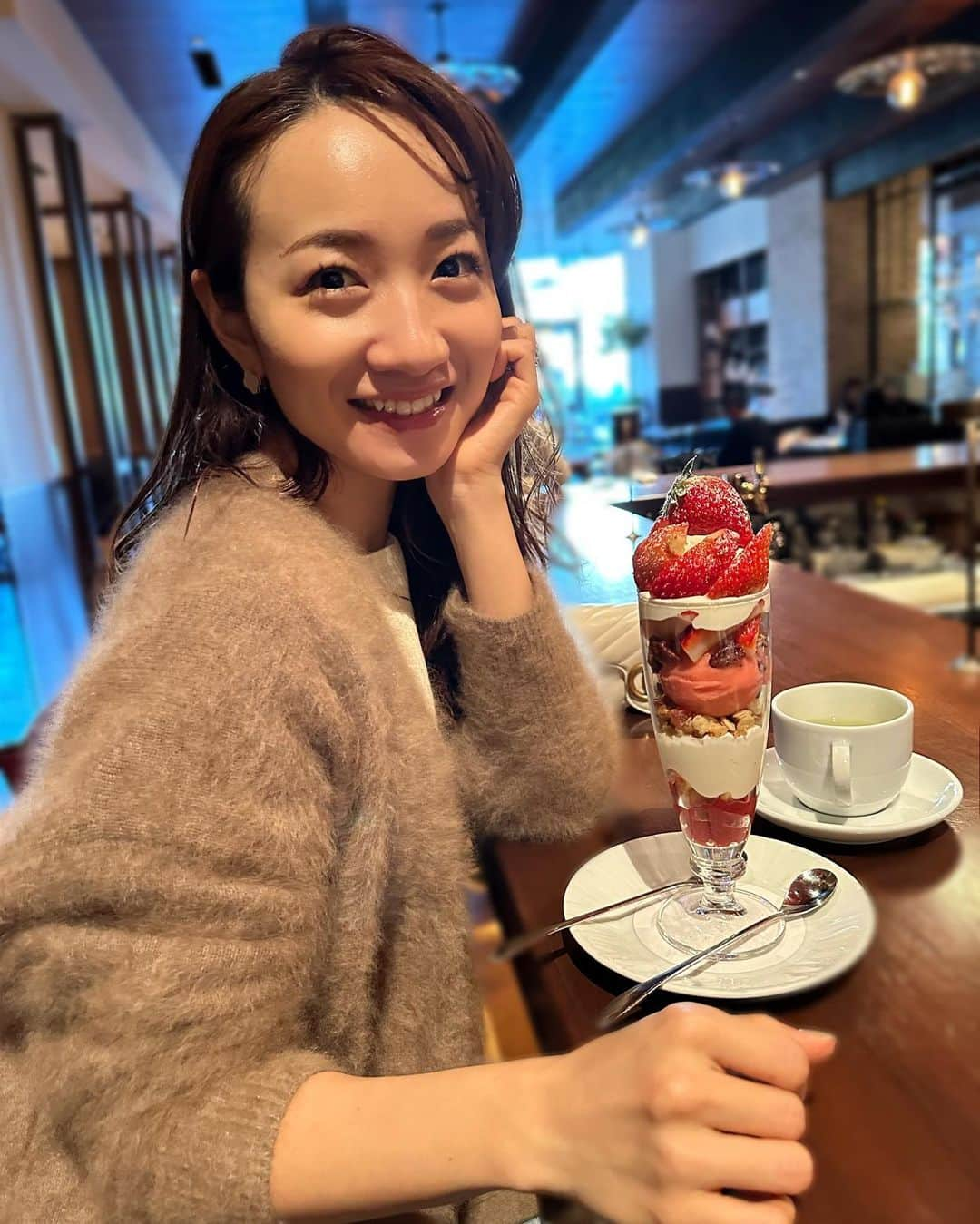 松原江里佳さんのインスタグラム写真 - (松原江里佳Instagram)「🍓🍓🍓 「FIA フォーミュラE世界選手権 2023ナビ」 ナレーション収録してきました💛 初回放送は 2月10日(金)16:15〜 J SPORTS 3🏎🏎🏁にて♪ ♡ 再放送もあります☺︎ 詳しくは公式HPで🍓 ↓↓ https://www.jsports.co.jp/motor/formulae/  ❤︎ ❤︎  #sweets #パフェ #東京ミッドタウン  #cafe #아나운서 #カーレース #世界 #大会 #スポーツ  #車 #sports #フォーミュラ #jsports #ナレーション #スターダスト #フリーアナウンサー #でこ #サーキット #fia #car #formula」2月9日 20時14分 - erika_matsubara