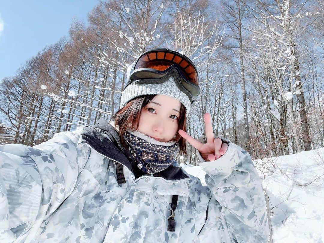 くろねこのインスタグラム：「スノボ行った時の！❄️ めちゃくちゃ天気良くて眩しかった…w」