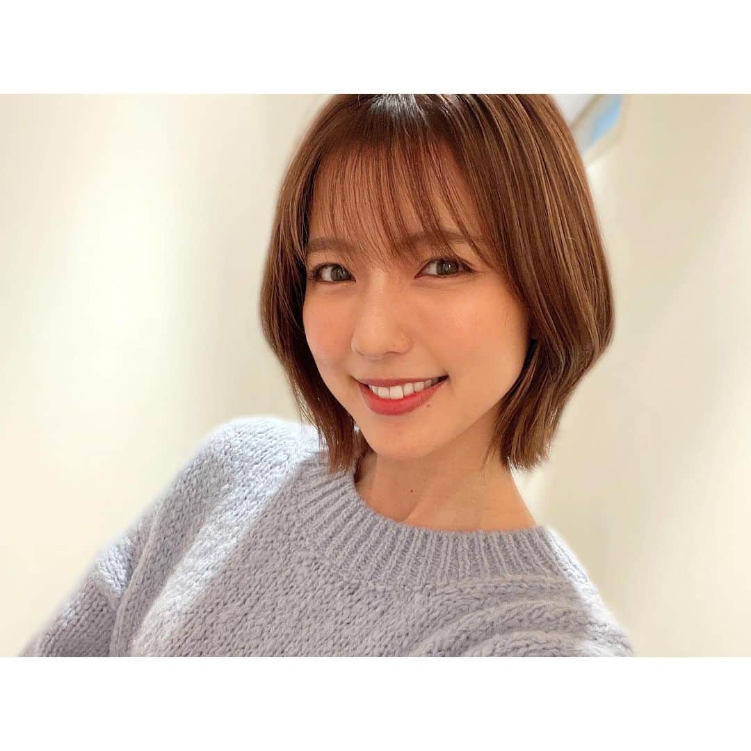 真野恵里菜のインスタグラム：「お仕事があったから朝からメイク💄 髪は顔まわりを外にゆるっとくるっと　中の髪は毛先を外ハネに！ . . またひとつ新しいことがスタートしそうなので お知らせ出来る日がきたら 改めてお知らせさせていただきます😊 . . 日々の暮らしの中でやっていることが たくさんの時間をかけて少しずつ身になって更に形になると 投げ出さずに頑張ってきて良かった！ と、思える瞬間が訪ずれるってことを 久しぶりに体感できました！ 今日は、 自分に出来ることをこれからも見つけて続けていこう！ って改めて思えた日でした🌷 . . 久しぶりに語ってしまった🫢 たまにはこういう投稿も許して！笑 #新しい出会い #楽しもう」