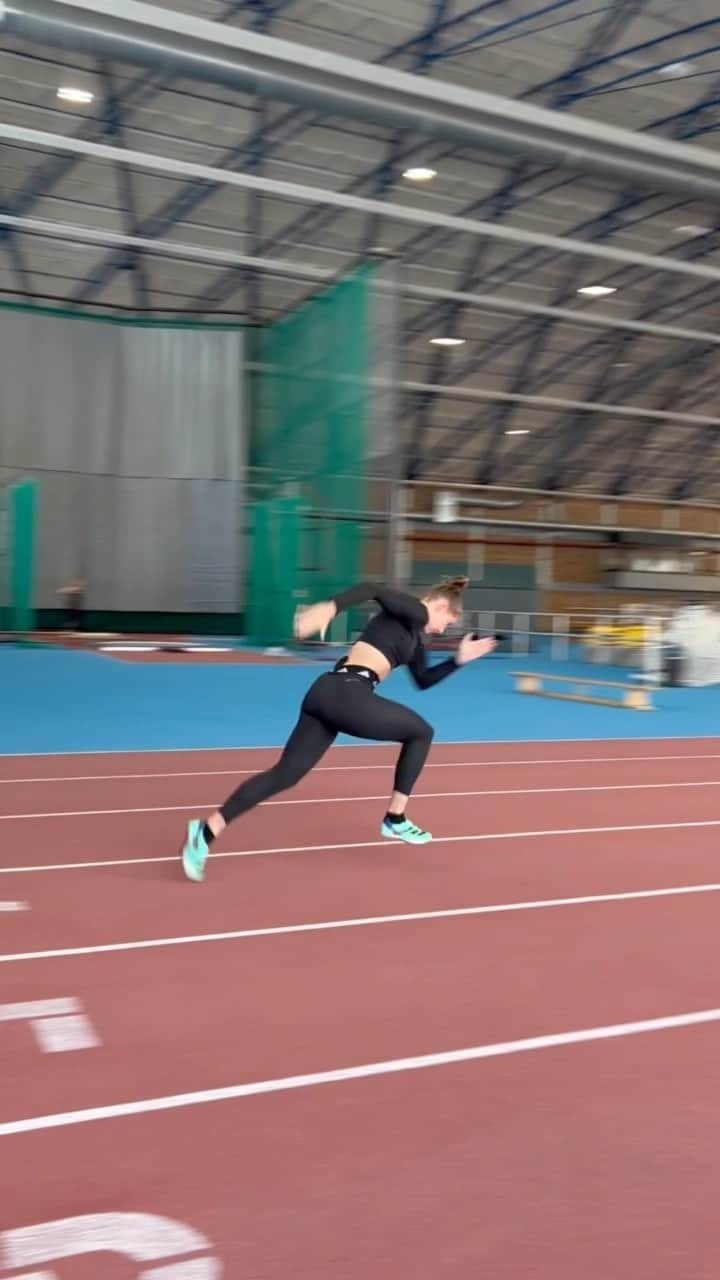 ジーナ・ルケンケムペルのインスタグラム：「Little bit of this little bit of that 😎💪🏼 Pre meet for @istaf_indoor 💪🏼  #impossibleisnothing #teamlückenkemper #teamlueckenkemper #workingonthemasterpiece」