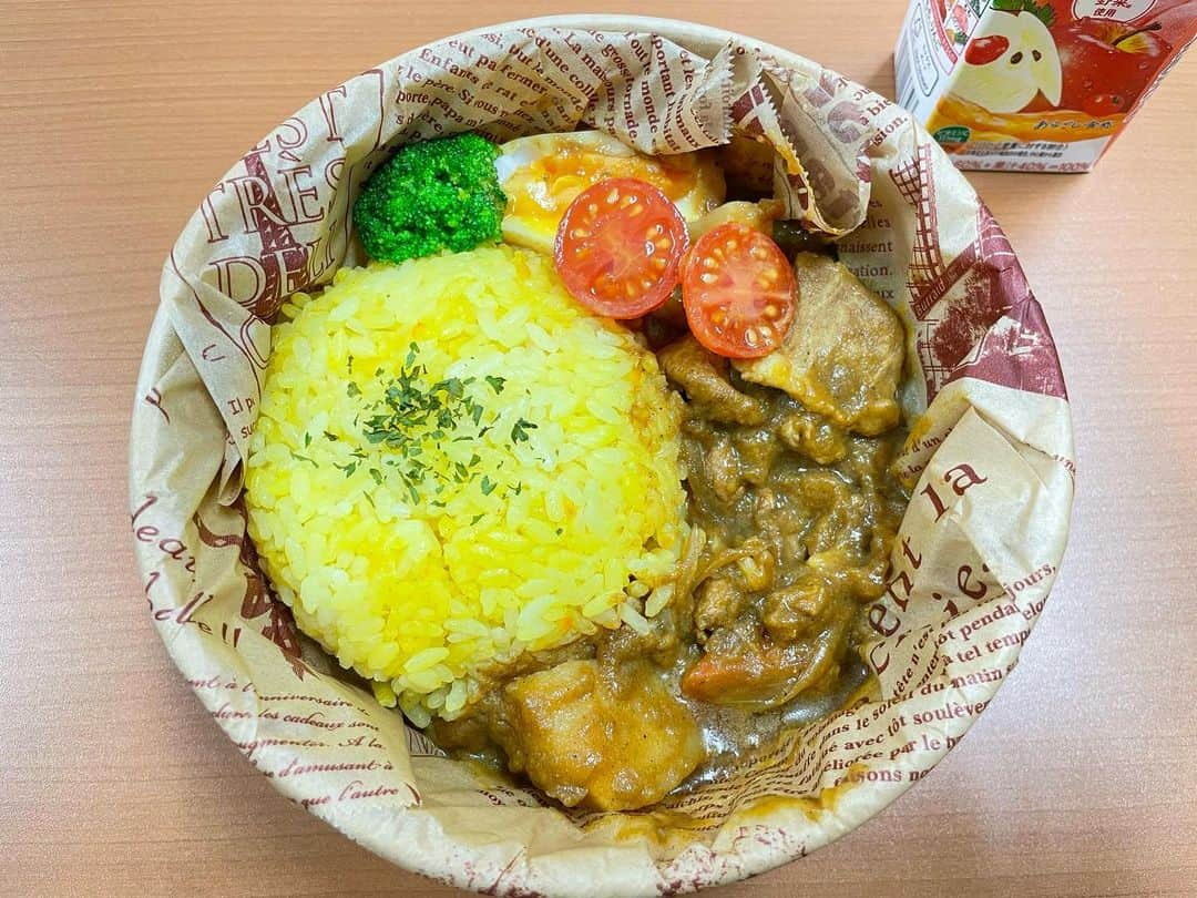 七尾カンナさんのインスタグラム写真 - (七尾カンナInstagram)「. . #ななおべんとう  . . 🍴サラダボウル 🍴カレー 🍴ロールサンド . . 2月も中旬🙄まだ上旬か？🙄 1年ってほんっとあっとゆーまだね！ . . . . . . . . .  #七尾めし #弁当 #弁当記録 #お弁当 #お弁当記録 #お弁当部 #サラダ #サラダランチ #カレー #カレーライス #ロールサンド #サンドイッチ #クッキングラム #クッキング #料理 #料理記録 #自炊 #自炊女子 #自炊記録 #フォローミー」2月9日 20時20分 - nanao_kanna