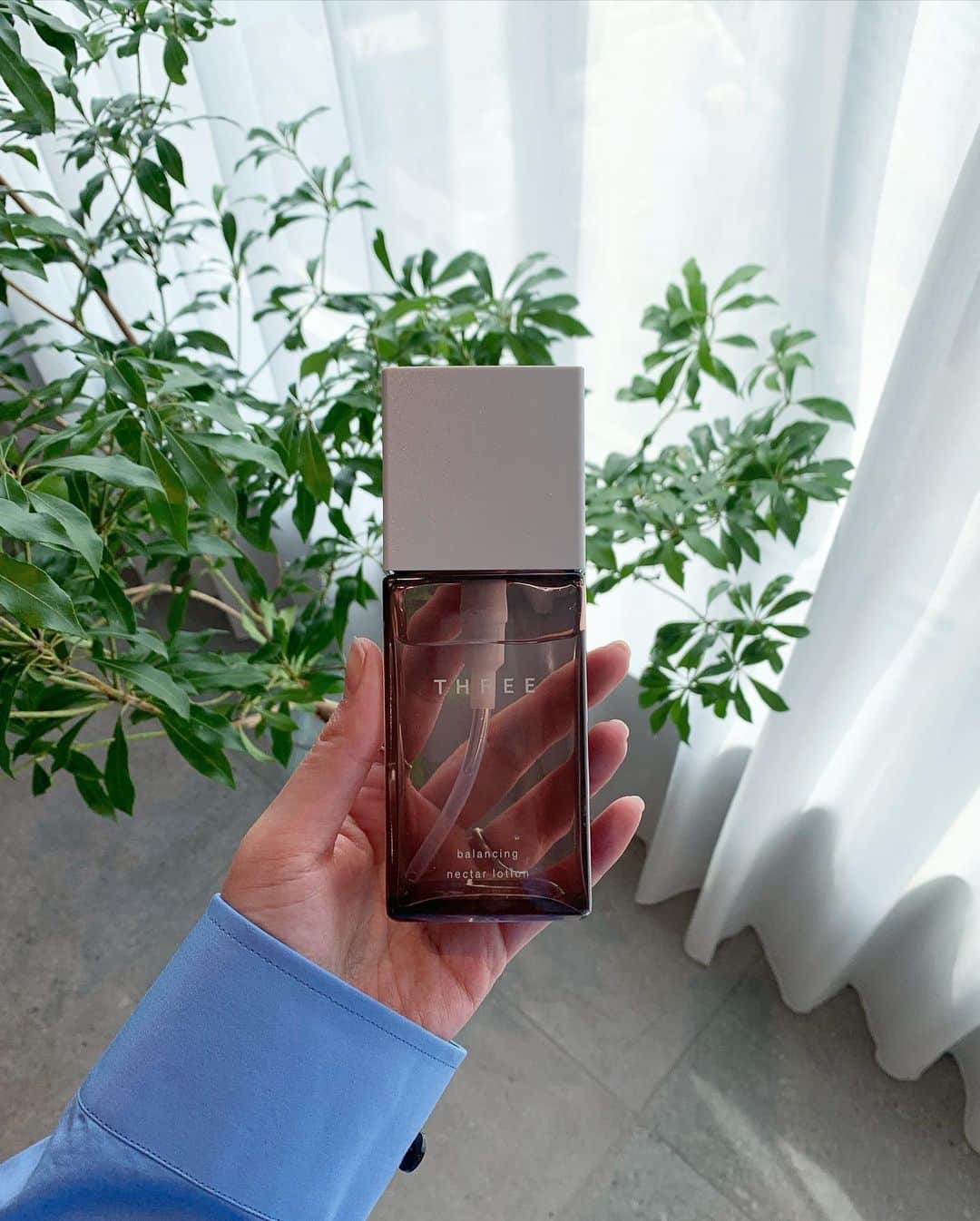 Shiho Sasakiのインスタグラム：「@threecosmetics の新バランシングシリーズ🍃  自然由来のブレンド精油とボタニカルウォーターが贅沢に配合された バランシングネクター ローション。 とろみがあるのに、すーっと肌に浸透していく感じがとても心地良い🕊 化粧水というより、美容液に近いような こっくり潤うリッチな使用感。 今の季節、乾燥しがちな私の肌でも物足りなさを感じない保湿力でした！ 爽やかな中に上品さを感じるまろやかなシトラスハーバルの香りが 毎日、心を前向きにリセットしてくれそう⏰  #threecosmetics #BalancingNectar」