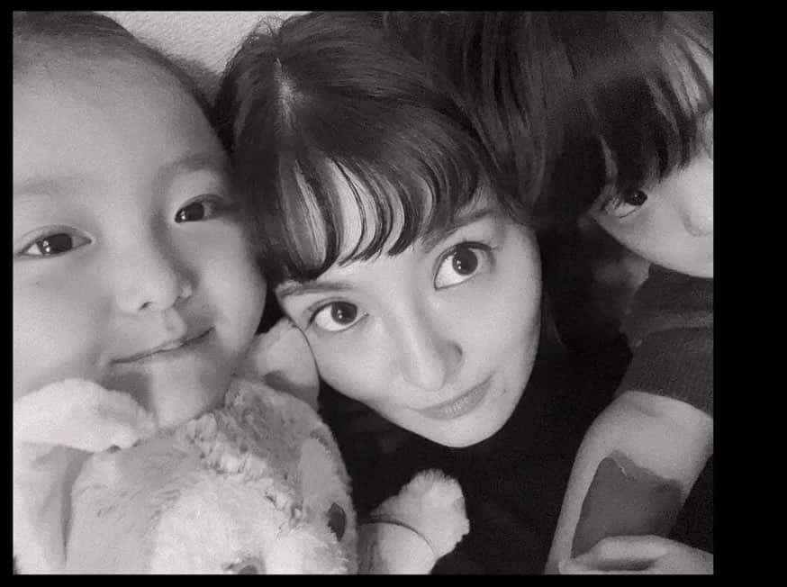 のインスタグラム：「母になって7年が経ちました🤎🤍🤎  もう2人とも立派なキッズです。 赤ちゃんじゃなくなっちゃって寂しいなぁー。  #家族写真  #小学一年生 #年少さん #3歳差姉弟  #子供のいる暮らし  #モノクロ  #family #オン眉」