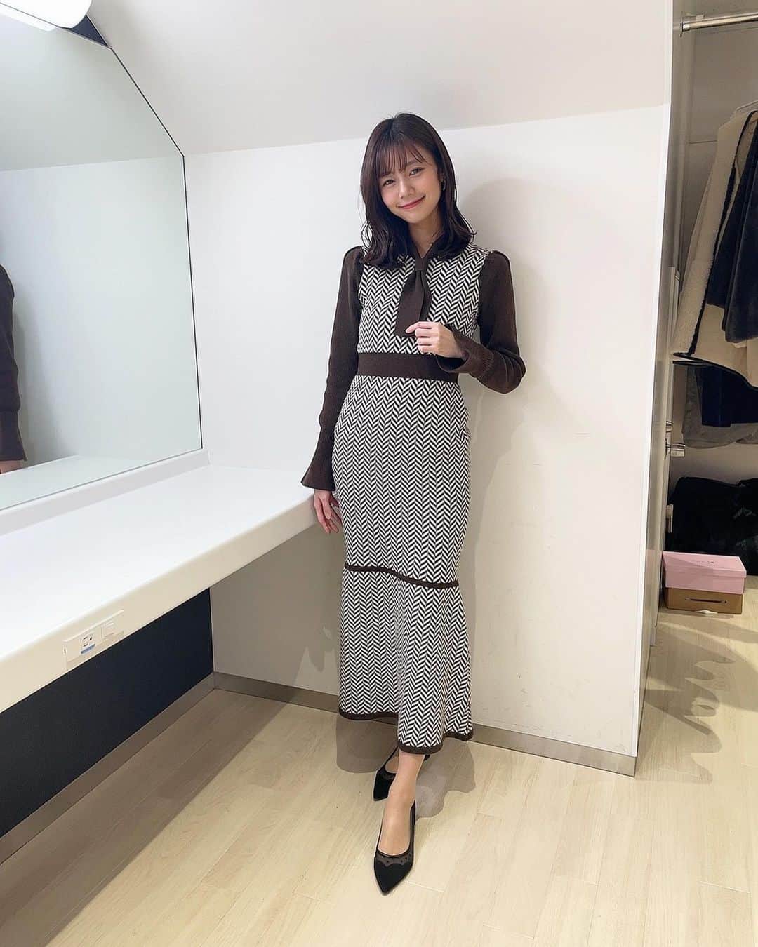 杉浦みずきのインスタグラム：「. シルエット可愛すぎるワンピ🫢❤︎ 最後の2枚は日曜朝、出社して呑気にお菓子をボリボリ食べている私です笑 何食べてるでしょう？？？  #サンデーモーニング」