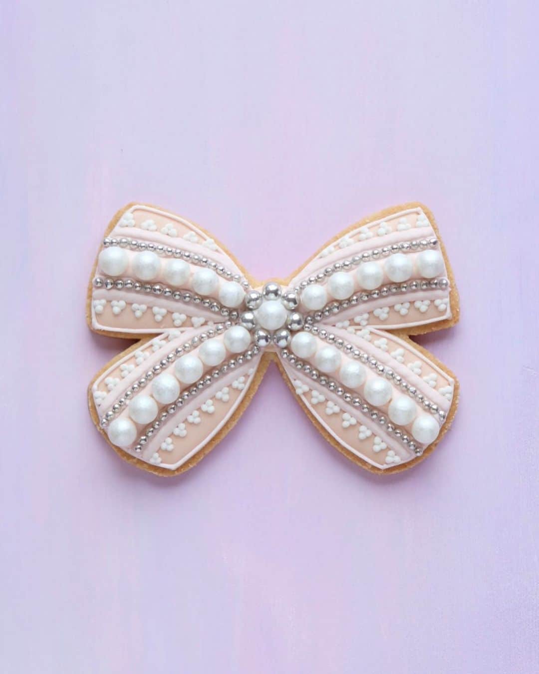 KUNIKAのインスタグラム：「Pearl ribbon Icing cookie ( Baby Pink ) 🩰  最後のリボンはベビーピンク、でした ホワイト、ブラック、ベビーピンク、どの色がお好みでしたか？🎀  #artofkunika」