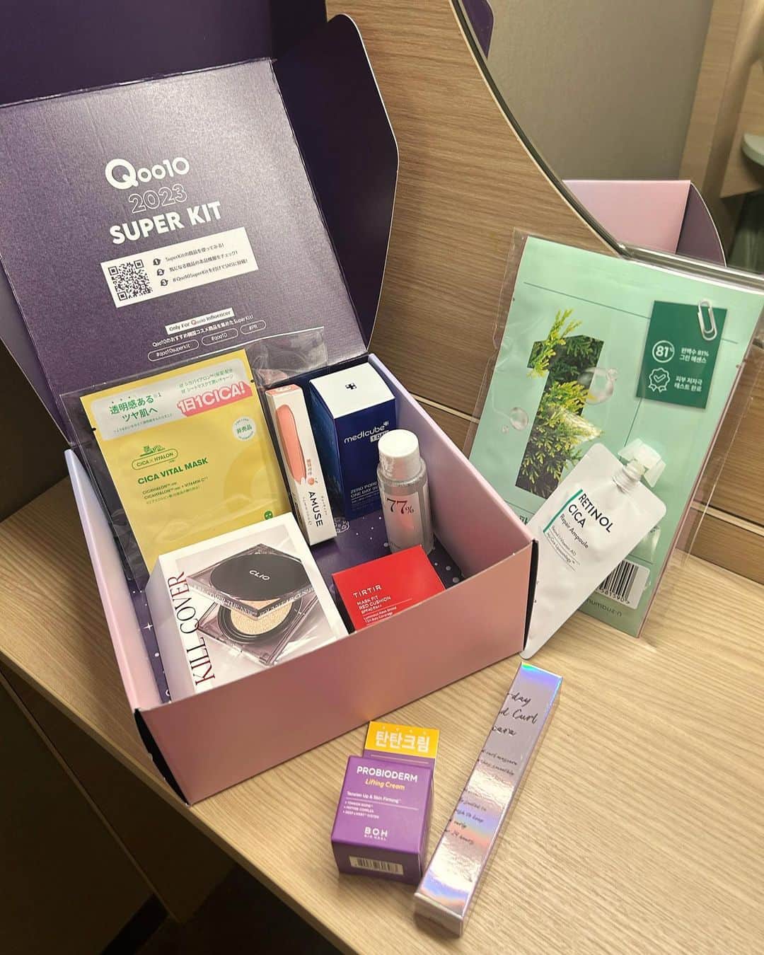 のインスタグラム：「. 💄Qoo10の2023 SUPER KIT💋 @qoo10.official   届いた！！嬉しい  一回試してみたいなって思ってた有名アイテム勢揃い〜🎁✨  今もずっと愛用してるTIRTIRファンデの小さいカバンに入るサイズも入ってた！♡  韓国の化粧品ってオシャレで可愛いなあ〜  あ！！ 今月末、韓国行くので おすすめの場所あれば教えてください🫶🏻 （初韓国なのです🇰🇷）  #qoo10 #qoo10購入品 #qoo10メガ割 #qoo10superkit」