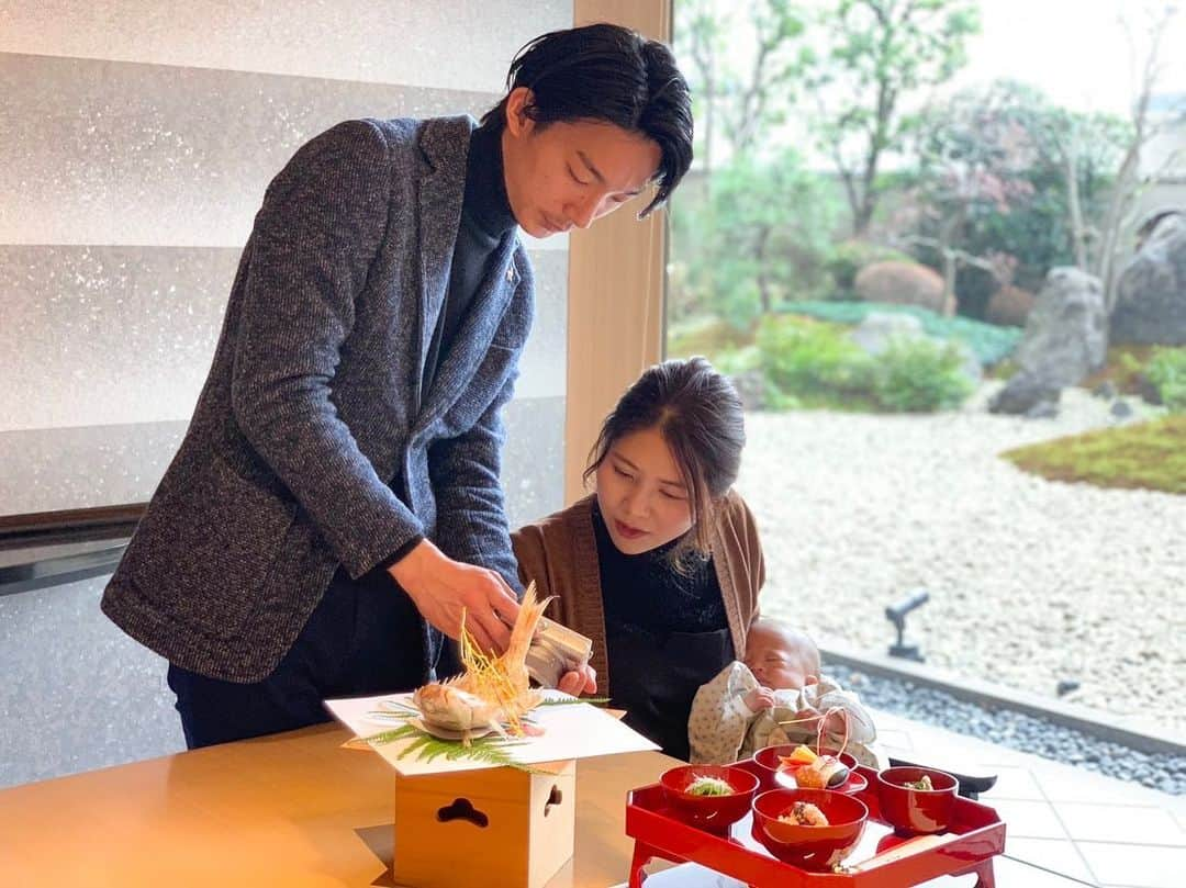 山内ヨシヒロのインスタグラム：「先日は息子の百日祝いでした‼︎  こちらのお店はお食い初めプランなどは特に記載がありませんでしたが、電話で確認をするとお食い初め膳を準備をしてくれました✨  僕たち大人もコースをいただき、お食い初めにぴったりな縁起の良いお料理内容で大満足でした😊✨  とにかく無事にこの日を迎えられて本当に良かったと思います！  料理もホスピタリティも眺めも本当良かったので普段利用でまた来たいです😁✨  ハルキおめでとう〜🎉  #横浜 #横浜ベイシェラトン #木の花 #日本料理 #横浜ランチ #個室 #庭園 #百日祝い #お食い初め #お食い初め膳 #お食い初めコーデ」