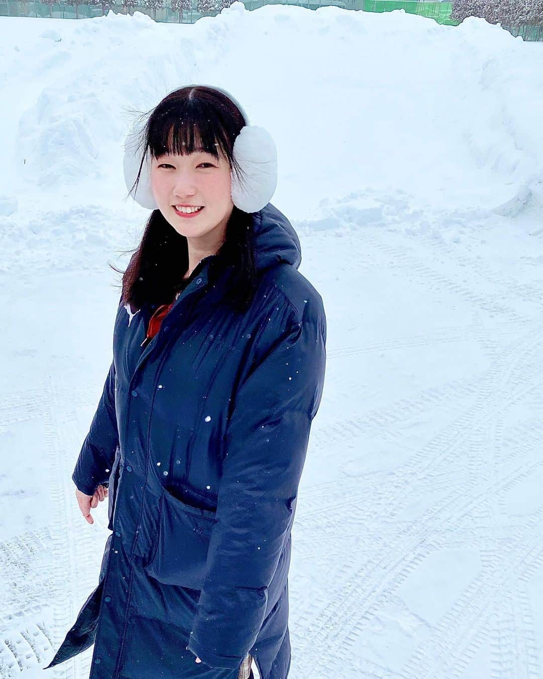 西原さつき（さつきぽん）のインスタグラム：「北海道の旭川市に行ってきました❄️ 先月の大寒波がやってきた時と同じタイミングで雪国へ⛄️気温は、なんとマイナス13℃🥹 ⁡ こんなに寒い場所が生まれて初めてだったので、最初はすごく怖くて厚着してモコモコになってました。笑 でも現地の人は意外と薄着で「あれ？もしかしてそんなに寒くないの？？」って思って私もちょっと薄着になったりしてみたけど……全然寒い！というかむしろ、痛い‼︎肌が痛い‼︎笑 ⁡ 息で曇ったメガネの表面がそのまま凍ってしまったり、吹雪で目の前が見えなくなってしまったり…「ひいぃぃ😭」ってなりながら、何とか無事に帰ってきました。笑 ちょっとだけ身の危険も感じるし、少し怖い時もあって…雪国ってすごい。。。 ⁡ そんな体験したこと無い寒さだったのですが…どうしてもご当地ソウルフードの「餃子カレー」が食べたくて…そんな雪景色の中を45分ほど歩いて行きました🍛🥟やっぱり寒いところで食べるあったかいものは最高です🥰 ⁡ ⁡ ⁡ #北海道 #旭川  #さつきぽん #乙女塾 #カンコー学生服 #トランスジェンダー #transgender」