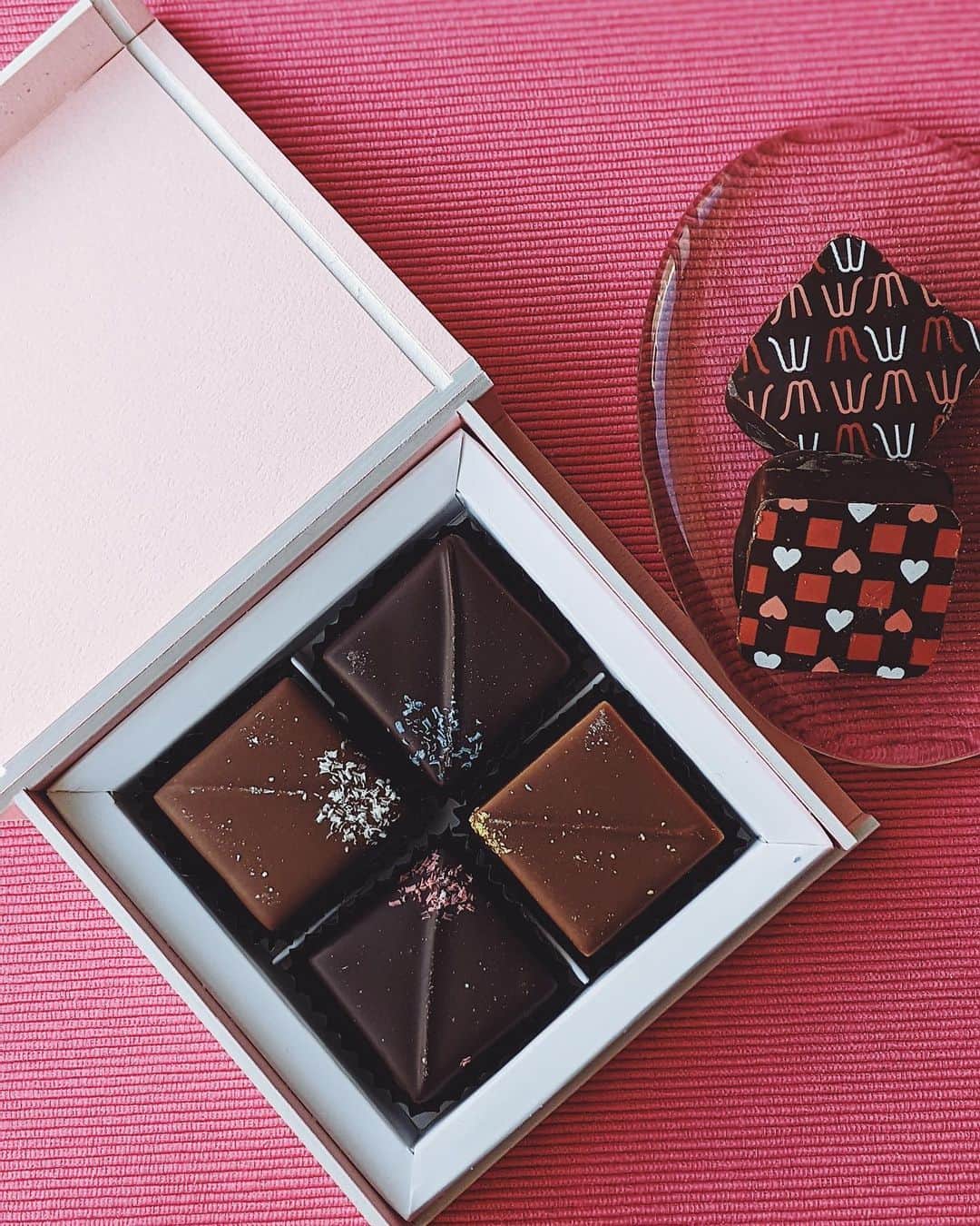 川村桃子のインスタグラム：「⠀ 2023年の自分用バレンタインチョコも大好きなショコラティエ @chocolatiermasale マサールのボンボンショコラ ＂Petit Bouquet＂  お花の香り×果実の組み合わせが絶妙なバランスで口に入れた瞬間フワッとお花の香りがして後味は果実のスッキリした爽やかで美味しい♡  4個入りじゃなく12個位食べたい！ ヴィオレ カシスが1番好きなフレーバーで、大切にチビチビ食べる予定が一瞬で4個消えてしまった…  もちろんマサールのブラウニーもバレンタイン仕様でカリッとして相変わらず美味しい♡ もう一回プチブーケ食べたいからネットでポチッとしようか悩み中。  #ショコラティエマサール #札幌 #バレンタイン #ショコラティエ #chocolatiermasale  #チョコレート #chocolate」