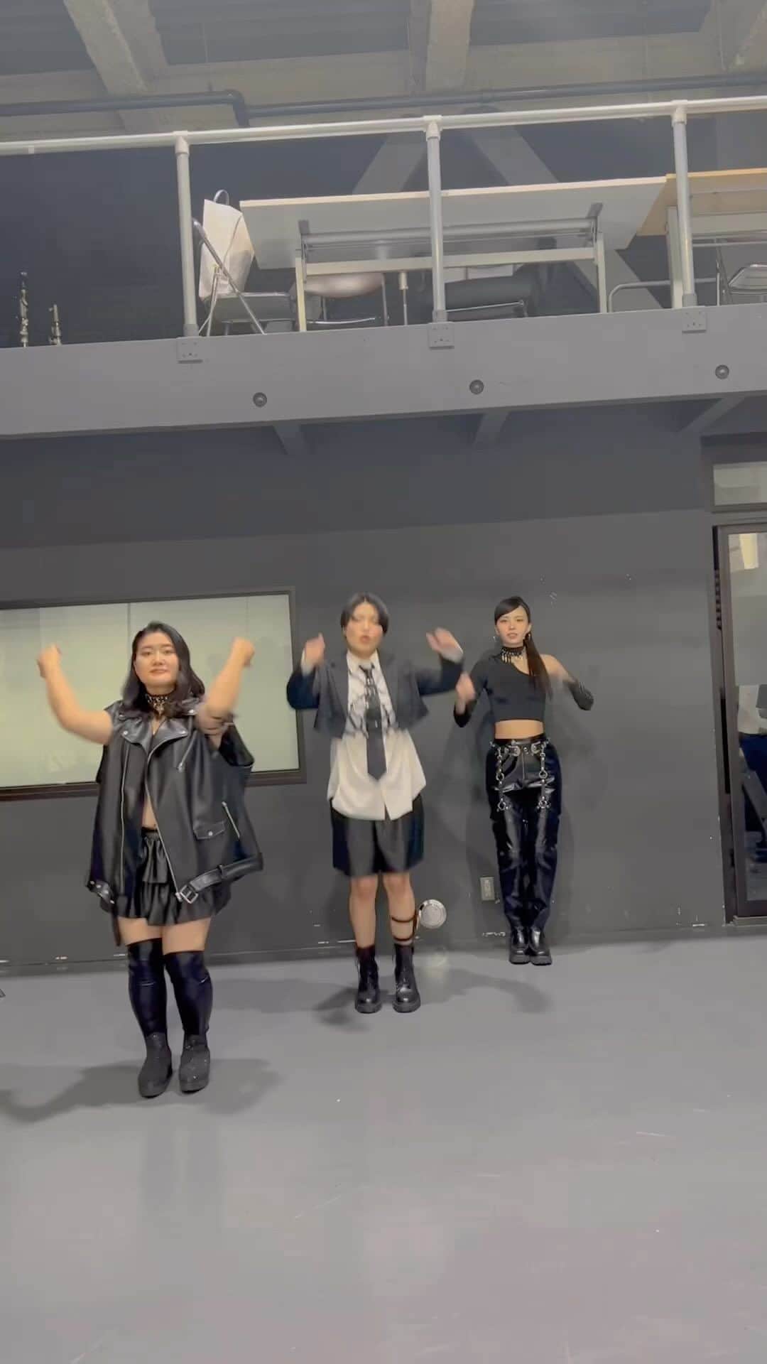 ガンバレルーヤのインスタグラム：「Kawaguchi Yurina × ガンバレルーヤ  💜🤟🏼Cheeky Cheeky🤟🏼💜 MVも公開中です💗💙💛 皆んなもたくさん聞いてたくさん踊ってね🕺🤟🏼✨」