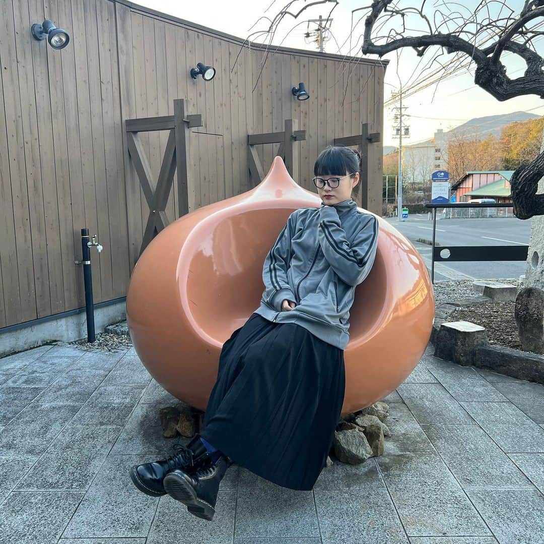 新野彩乃のインスタグラム：「. ハイキングウォーキング🌰🈵な帰省ライフ 田舎大好き トラックジャケットkrmt産 頭にはチョココロネ . . #古着 #fashion #blackhair #黒髪ロング #ootd #古着女子」