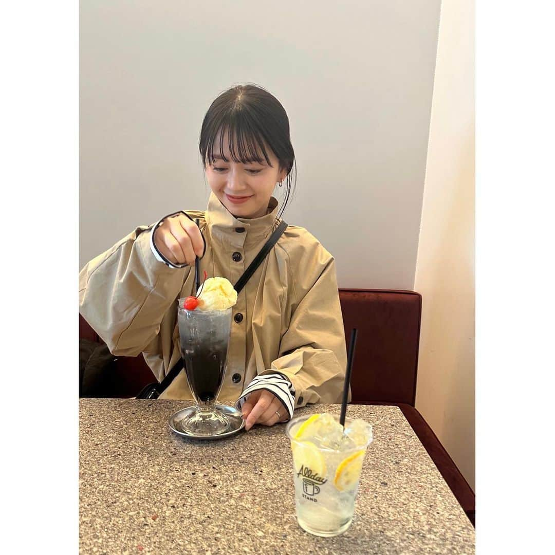 おまめ（Miki）のインスタグラム：「日常 🐵&🐸 ⁡ ⁡ 黒いメロンソーダって珍しくない？ 炭パウダー入りで 飲み終わった後少しお歯黒になりました、 ⁡ 美味しかった🤘🏻 ⁡ ⁡ てるてる坊主みたいなシルエットの トレンチコートお気に入り♥♥ ⁡ ⁡ ⁡ #春服が一番好き #🐷 @agawd2020」