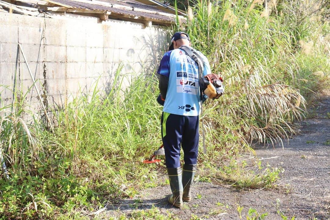 のインスタグラム：「耕作放棄ビニールハウス。 再生してコーヒーの木を植えれる様に、選手、スタッフ総出で作業。 #osv #沖縄コーヒー  #regeneration #sdgs  #工作放棄地ビニールハウス再生」