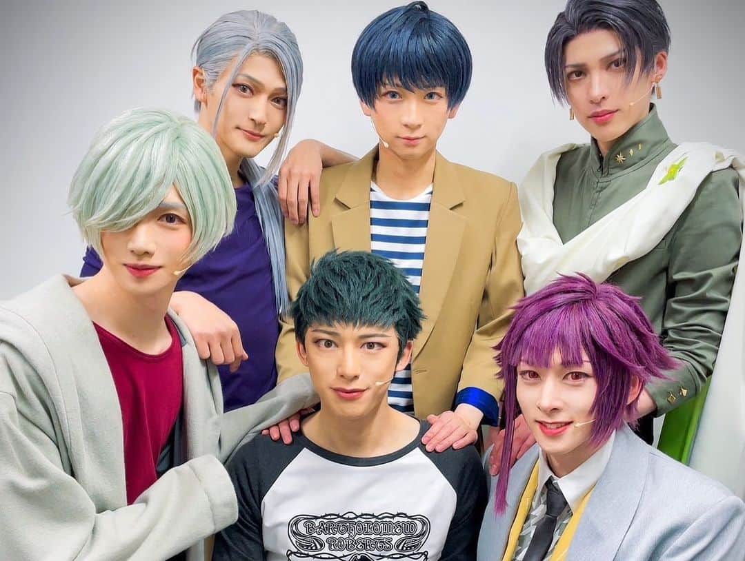 のインスタグラム：「エーステ　神戸公演六日目も無事終わりました。 神戸公演に来てくださった皆さんありがとうございます❄️  神戸公演も残り三日ですね。 なんだかあっという間に感じます。  今日は我らが丞役　北園涼の誕生日です🎂 おめでとう、涼！ 冬組は冬に誕生日が多いですね。 さすが冬組。  涼の誕生日なので冬組みんなで撮りました❄️  あと、むーってしてる紬。 あと、むーってしてるあらまき。  #エーステ #冬組 #むーっ」