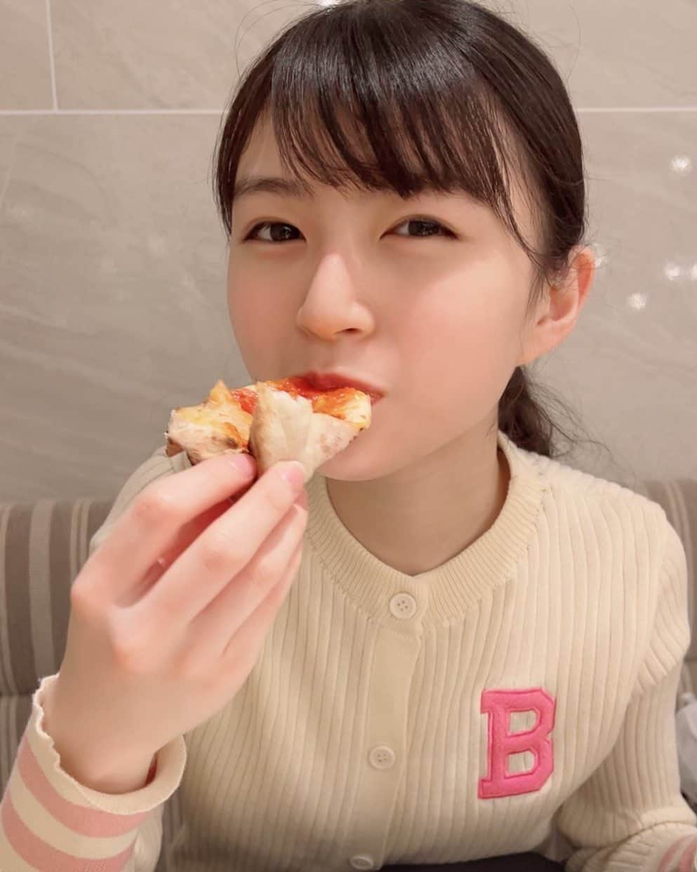 大里菜桜さんのインスタグラム写真 - (大里菜桜Instagram)「いつかのpizza🍕菜桜はマルゲリータ派。 美味しすぎて笑顔🤭 からの、悲しいことにテスト期間✏️🥲  #ピザ#マルゲリータ #テスト期間#大里菜桜」2月9日 21時44分 - naooosato