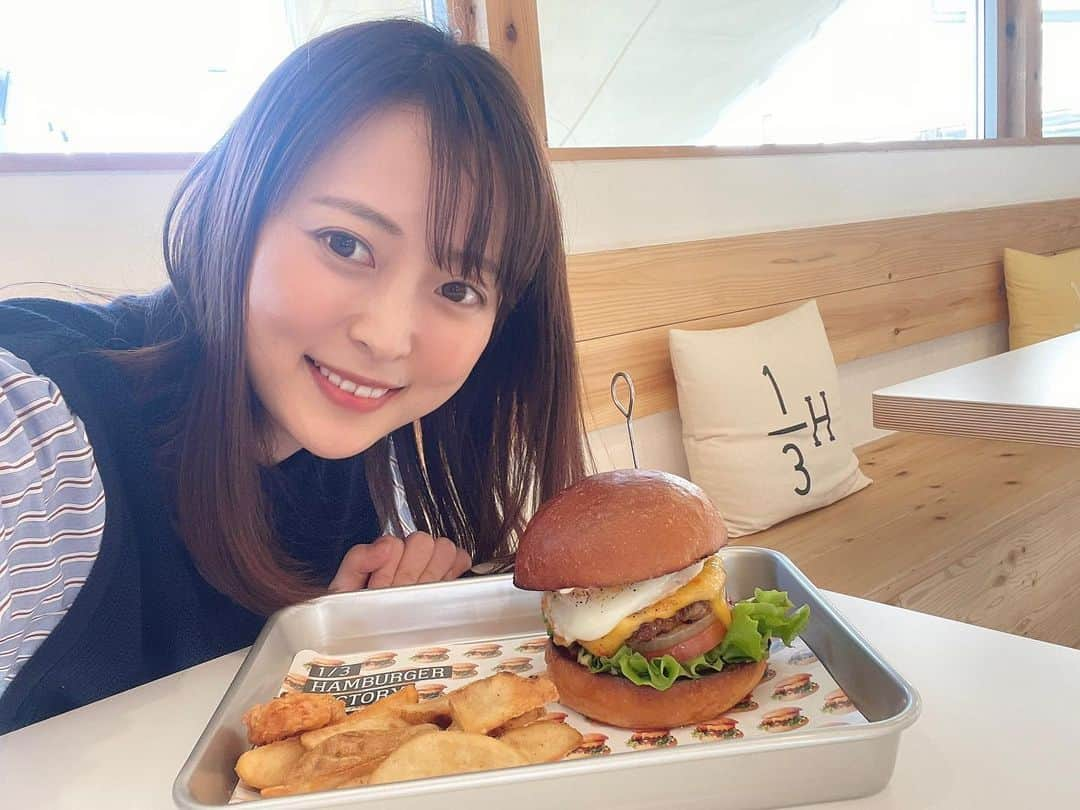 青木栄美子さんのインスタグラム写真 - (青木栄美子Instagram)「. 金沢市でボリューム MAXのハンバーガー食べてきたよ🍔❤️✨✨  石川テレビさんの仕事が早く終わったから ずっと行きたかったオシャレなお店で 遅めの昼ごはん🍔✨  ハンバーガーは、口の周りが汚れるのを気にせず 豪快に食べるのが良いのだ😏🍴  仕事終わりにお腹をパンパンに満たす感覚って クセになりません？😂(続けると太るやつ)  帰って鏡見たら、 鼻より下の化粧がぜんぶ落ちてた🙄 そりゃそうか…笑  ごちそうさまでした！🙏 ちなみに今日は2月9日で肉の日でした🍖🥓🥩  明日は氷見市役所で講演会のお仕事です！ 皆様のお役に立てる話ができるよう頑張ります😌 資料の準備も万全！✨✨  @3bun1  @taiki_onethird  #石川グルメ #金沢グルメ  #金沢カフェ #金沢ランチ  #金沢観光 #金沢観光スポット  #金沢 #金沢市 #金沢テイクアウトグルメ  #金沢グルメ情報  #ハンバーガー  #3bun1hamburgerfactory  #3bun1 #チーズ  #ハンバーガー  #おひとりさまカフェ  #石川テレビ #動画制作  #ディレクター #フリーアナウンサー  #富山のフリーアナウンサー #サンブンノイチハンバーガーファクトリー」2月9日 21時45分 - emikooo000