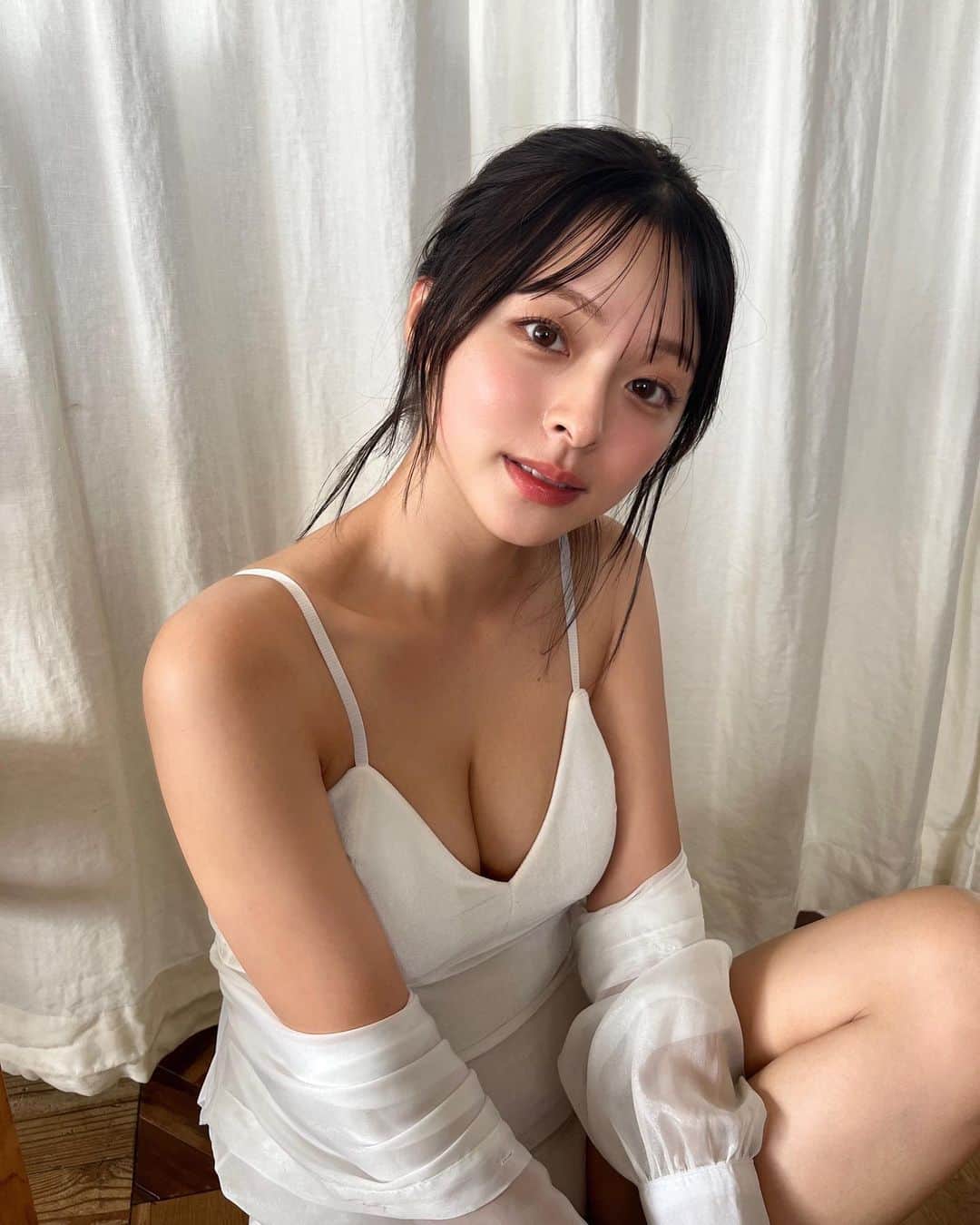 かおりのインスタグラム：「・ ・  本日発売の「ヤングジャンプ」に登場してるよ！  どのカットも好きだけど数年ぶりに髪結んだこのカットが1番のお気に入り🫰  感想など教えてください😉  写真集も発売してるのでぜひ見てね〜！」