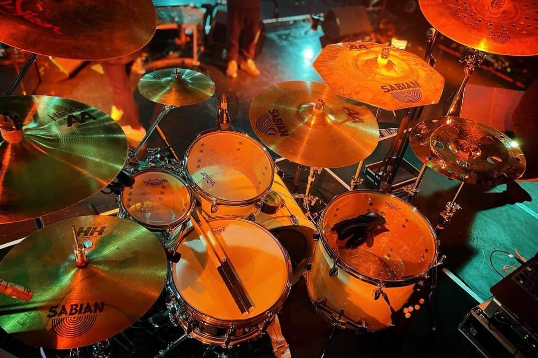 Yusukeさんのインスタグラム写真 - (YusukeInstagram)「2023/1/29新宿BLAZE  #ライブが好き #visualkei #ビジュアル系 #rock #v系 #ドラムが好き #drums #sakaedrums #heroyusuke @sanaharukawa」2月9日 21時43分 - hero_yusuke