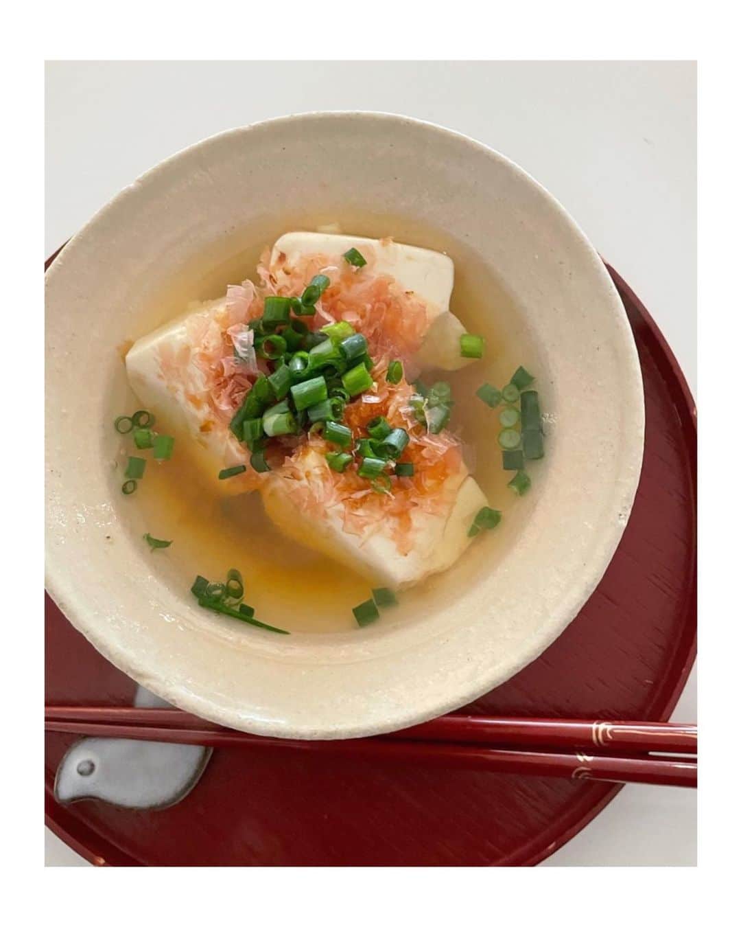 のインスタグラム：「湯豆腐でポカポカだよ 気に入ると毎日のようにつくってしまう質 アゴと昆布出汁でさっと火を通して 浅葱と生姜と鰹節をわさっとね 翌朝は卵やネギ、つゆを足して雑炊に 明日は沢山雪降るのかな」