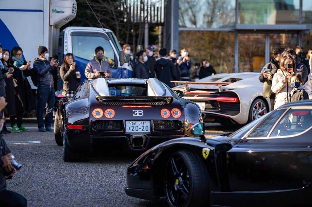 前澤友作のインスタグラム：「To next destination🏁  #bugattichiron #bugattiveyronhermes  #PaganiZondaZOZO #ferrarienzo  #astonmartinone77  #maybachg650landaulet  #maybachs600pullman  #rollsroycephantomoribe   #mzsupercar #前澤友作スーパーカープロジェクト #yusakumaezawa  #前澤友作 #mz   #横溝直輝　#やまけん」