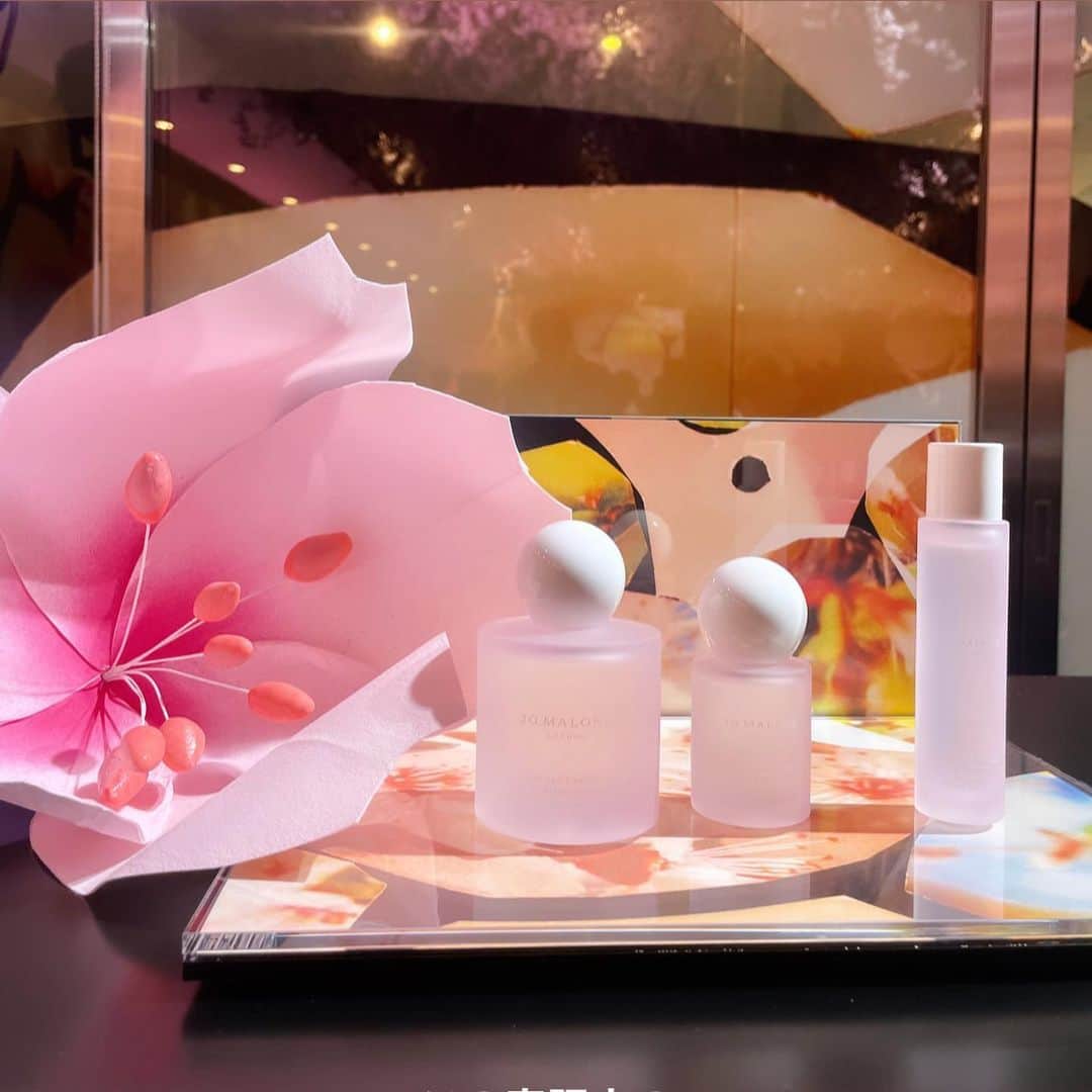 DJ Komoriさんのインスタグラム写真 - (DJ KomoriInstagram)「六本木ヒルズで開催されているジョー マローン ロンドン ポップアップ イベント“Ohanami Celebration” へ🌸  新作の “サクラ チェリー ブロッサム” は可憐で繊細な桜の花の香りに、ローズとベルガモットが明るさを添えた香りでとても好きな感じ🥰 いま持っている他のコロンと重ねて付けても春らしくて良さそう！  ギフトもいつもありがとうございます🫶  こちらのポップアップイベントは2/10〜3/8から一般公開（※lineから予約制）となっているので興味ある方はぜひ✨😍  #サクラ香る春 #ジョーマローンロンドン #JoMalone #JoMaloneLondon #六本木ヒルズ #OhanamiCelebration」2月9日 22時08分 - djkomori