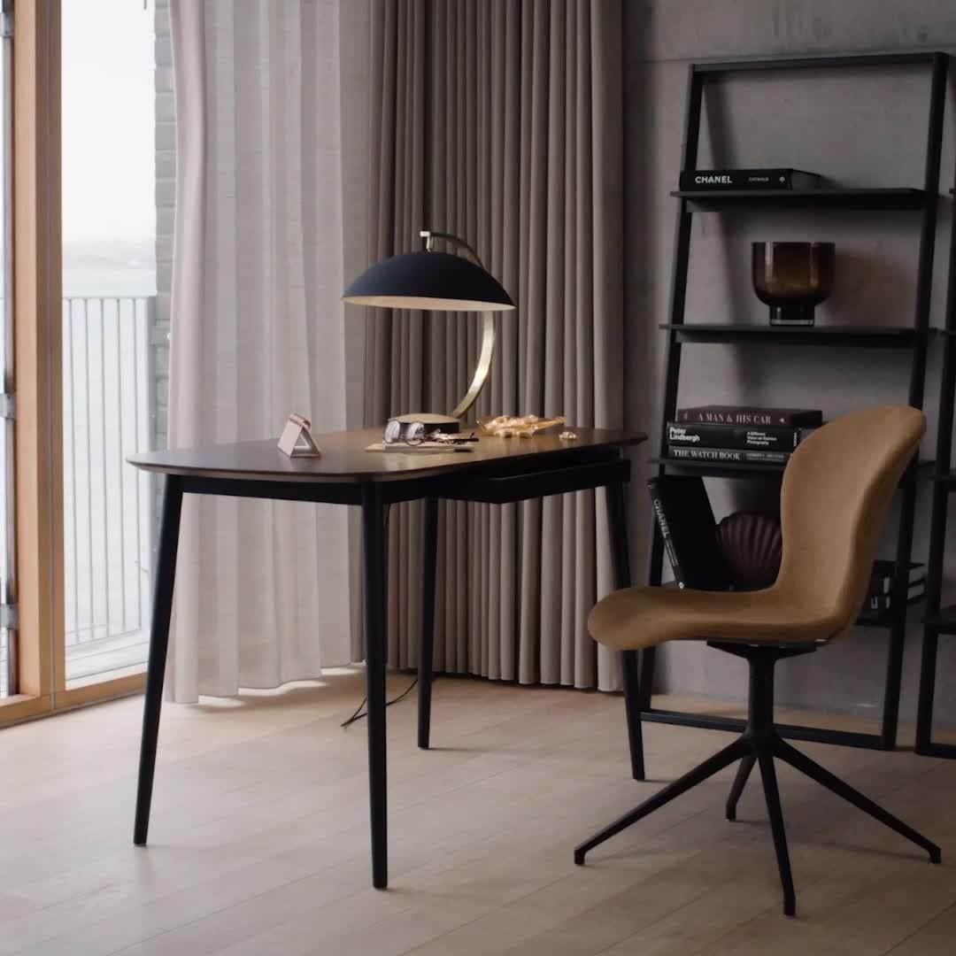 BoConceptのインスタグラム：「Reimagine your home office with the Kingston desk. Exceptionally elegant with a light frame and slim legs, this modern desk is complete with storage for a clutter-free workspace.   #boconcept #liveekstraordinaer #ekstraordinærsince1952 #anystyleaslongasitsyours #officedesk #homeoffice #homestyling #danishdesign #workingfromhome #officeinteriors」