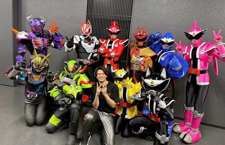 森崎ウィンのインスタグラム：「「超英雄祭KAMEN RIDER × SUPER SENTAI LIVE & SHOW 2023」 ありがとうございました！ 最高の景色をみなさんと一緒に見れて幸せでした。 また横浜アリーナ立ちたいなぁ〜‼︎ ドンブラザーズを最後まで応援してください‼︎  CREWのみんなもありがとう^^  #超英雄祭 #超英雄祭2023 #ドンブラザーズ #仮面ライダーギーツ #横浜アリーナ #NOMORE映画泥棒 #MORISAKIWIN #森崎ウィン」