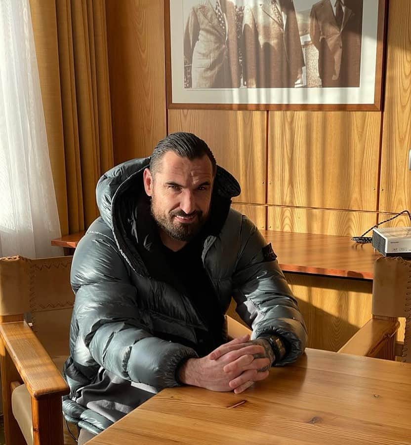 マルチン・ヴァシレフスキのインスタグラム：「Były Ośrodek Wypoczynkowy Urzędu Rady Ministrów w PRL-u . Sala Generalska, kilka decyzji historycznych tu zapadło #arłamów」