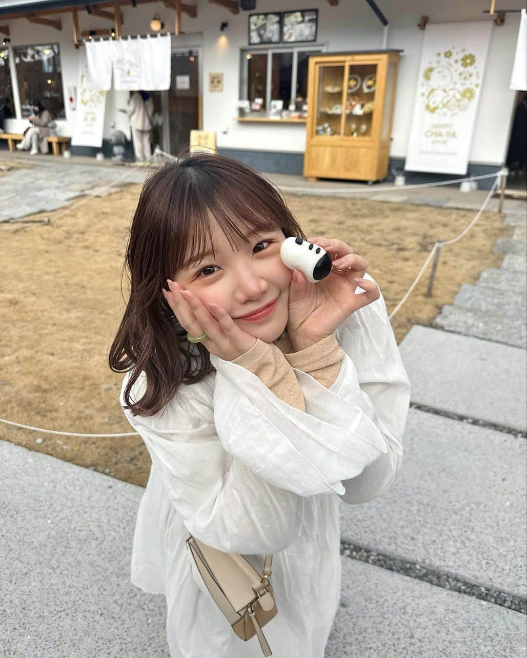 きりまるのインスタグラム：「大分旅行〜♨️🐐♡  毎月のお仕事で帰りよんけど 今回は友達の結婚式で帰るついでに 旅行もいっしょに！🚗♨️♡笑  きのうは定番の湯布院で 食べ歩きして、豆柴カフェいって 由布岳の絶景を眺めて、海行って 地獄めぐりして美味しいものと おんせんと動物と触れあって.... サイコウ♨️🫶🏻リフレッシュしてます （２枚目の海は糸が浜海浜公園だよ 🌊）  みんなに紹介したいことが いーっぱいあるな〜 ストーリー大分ハイライトに 追加しとくわね😽🫶🏻♡」