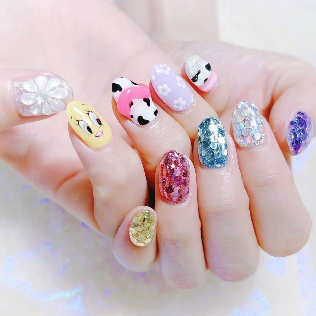 Marinaのインスタグラム：「✿New nail✿  ちえさん(@chiekonakayama )に今回も可愛いアシメネイルにしていただきました🥰  ありがとうございました🤍🫶✨  #nail #newnail #nailart #instanails #ネイル #rednails #purplenails #派手ネイル #キラキラネイル #キラキラ #なかやまちえこ さん #アシメネイル」