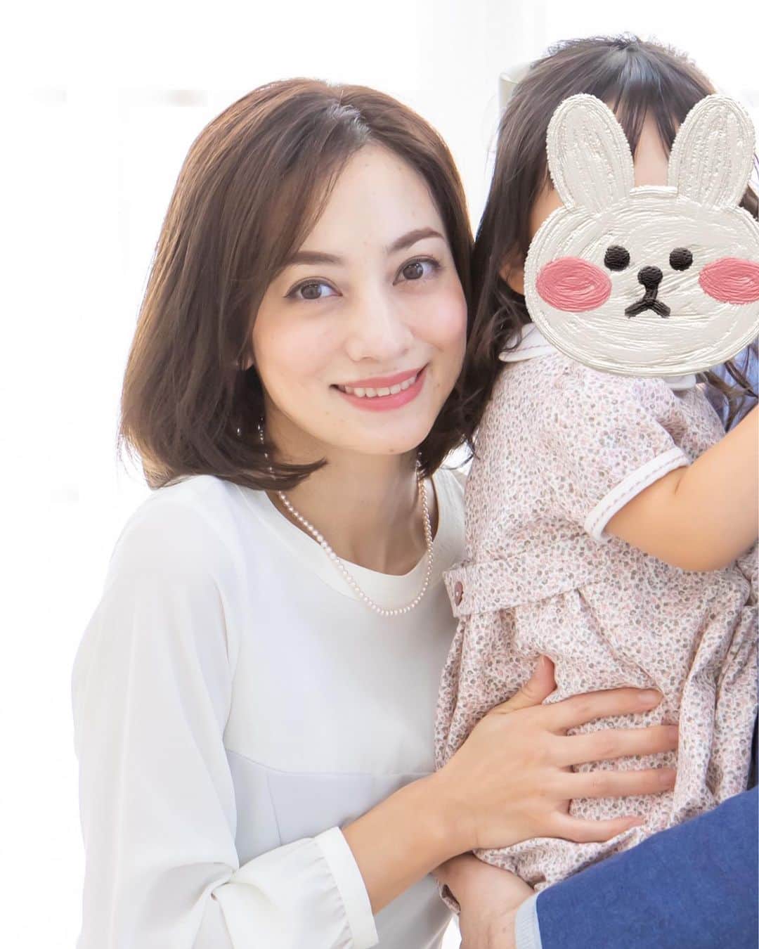 英玲奈のインスタグラム：「本日、40歳のお誕生日を迎えました。  最近は年齢はふわっと生きてきたけど、 大切な節目なのでしっかり受け止めるw  割と気力だけで色々乗り越えるタイプですが、娘が生まれてから、自分の都合で体力温存出来なくなり、 オーバーワークでガタが来るようになったので、 今年の抱負はとにかく健康第一！！ 休める時はとにかく休み、自分の健康につとめようと思います。 それから美容もそろそろ頑張らなくては😂 産後ずっと放置していたけれど、ちゃんとケアして娘が恥ずかしく無いママでいたいものです😊  夫は海外出張中なのですが、 お花とお手紙が届きました❤️ 記念日に出張なことも多い夫ですが、 ちゃんと覚えていてくれることに感謝です✨ 夫からのメッセージにまたしばらく頑張る力をもらいました😊  今日は一日娘と2人でお家でゆっくり過ごしました。 最近はお教室がある日も多く、 日々家事をこなしているとゆっくり遊び相手も出来ないので、 今日は色々サボって、とにかくずっと一緒に遊ぶ一日にしました😊 ママ遊ぼう！！って言ってくれるのも今だけ。 幼稚園が始まるまでのあと一年、 大切に過ごしたいな😊  写真は娘2歳のお誕生日記念に撮影した家族写真。 夫は恥ずかしがり屋なのでトリミングさせて頂きました😂  #娘#daughter#2歳2ヶ月#女の子ママ#girlmom#女の子ベビー#girlbaby#親バカ部#毎日が特別#赤ちゃんのいる生活#ていねいな子育て #誕生日#40歳」