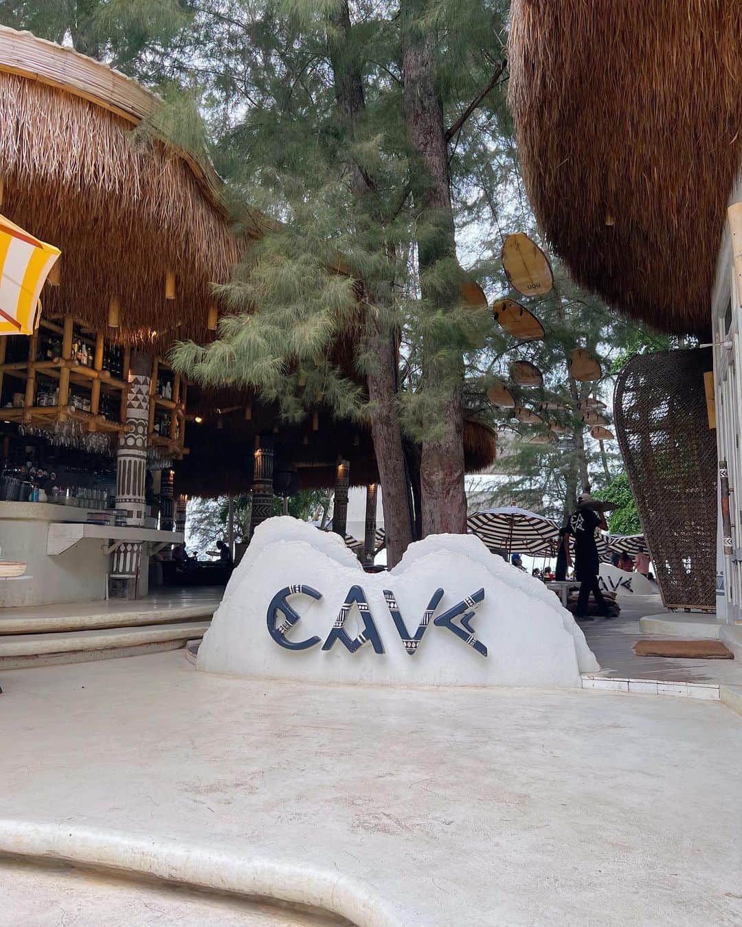 Linaさんのインスタグラム写真 - (LinaInstagram)「🙋🏽‍♀️初めてのパタヤ🌴 パタヤにもビーチクラブがあってここは絶対来たかったんだけどとっても可愛いかったー🤍  でもタイにいる間も帰国してからも毎日トラちゃんの写真見てる🥹❤️  #pattayathailand #cavebeachclub  #タイ旅行  #🐅」2月9日 23時14分 - liiiiina