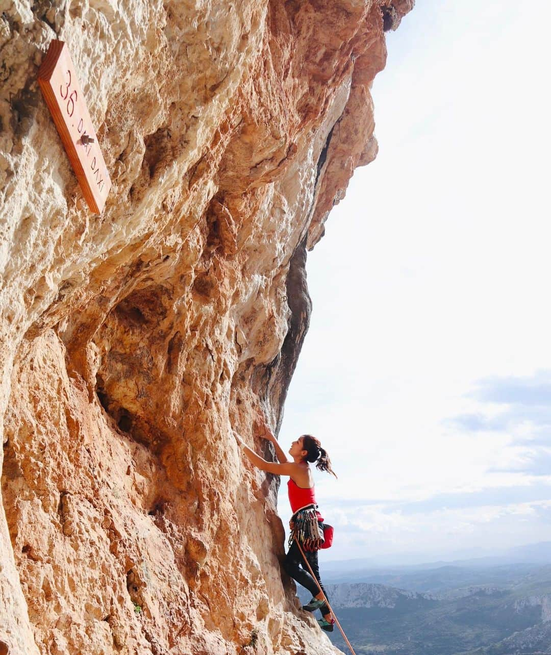 小林由佳さんのインスタグラム写真 - (小林由佳Instagram)「Already back home from amazing place where in Manikia, Greece 🏔🐐  There has not only nice clifs,  especialy develop team are  prepared very well for sign and pathway so far. Every climber can find easily where you want. and also they have made pretty good relationship with locals and climbers🙂 I respect such a lot of work and I would say thank you to who developed the crag🫰🏻🙏🏻  One of my favo point from the crag,  There has most of routes are simply single line or just extension to 2nd chain.⛓ I prefer this kind of climbing , cause of don't  need to think about connection or  restrictions just concentrate to the route. That's feels so cool for me.  There has mega potential for more new sector / new route. in the future certainly the crag will be getting grow up and a lot of new routes are will come.  Already I'm looking foward to next visit there and just I hope that not become a lot of derives routes even getting grow up . keep going as a style of now🙏🏻🙂  _ _ _ _ _ _ _ _ _ _ _ _ _ _ _ _ _ _ _ _ _ _ _ _ _ _  Manikiaは昨年秋にトポが出たばかりの新しい岩場🏔🐐  各エリアにはトポと一致した番号とエリア名が書かれたプレートが掲示されていて 駐車場にも案内板があるし、 アプローチには定期的にストーンマンか赤い▶︎が記されているので迷うほうが難しいくらい。 グレードが不確かなルートは「8b+？」と“？”付きなのも潔くてよかった。笑(結構ハテナいっぱいあるし笑)  現時点まででも、この大規模な開拓に すごい時間とお金と労力が費やされたことが容易に想像できるし、なによりとても丁寧に開拓されていて、 開拓チームのクライマー想いな細かな配慮に感動しました。  また、開拓だけでなく 地域の人へのクライマーの受け入れにもベースを作ってくれていて、レストランやスーパーへ行っても、ヤギ飼いのおじさんにすれ違っても、みんなウェルカムムードで接してくれたからお邪魔してます感がなくて過ごしやすかった◎ Manikia Projectに、いちクライマーとしてお礼を伝えたいです🙏🏻🙂  そして、この岩場で私がもう一つ好きだったところは ルートがシンプルな1本のライン、もしくはロングverというように派生ルートがほとんどないところ。 (私がオンサイト志向っていうのもあるかもしれないけど) トライ中 分岐点やの限定やの気にしなくていいから 登りに集中できるし、 なにより1本ラインってカッコよくて気持ちいい！⋆*  まだまだこの岩場はポテンシャルを無限大に秘めていて、 見渡す限り岩だらけ👀 たぶん、現在公開されているのは何じゅう分の1とかそーゆーレベルで "ここもまだ手付かずか!"って通過する岩いっぱいあるし、 すでに公開されたエリアもルートとルートの間には隙間がある。  これからきっとどんどん開拓されていくんだろうけど、 あみだにならないでシングルラインが登れるカッコいい岩場であって欲しいな。 なかなか海外での開拓には携われそうにないので 人頼みで申し訳ないけど🙏🏻 今から、また訪れるのが楽しみです🙂  #manikiaclimbing  #アテネからいく時はGoogleに騙されるな #左折は2回我慢」2月9日 23時17分 - yuca_tan