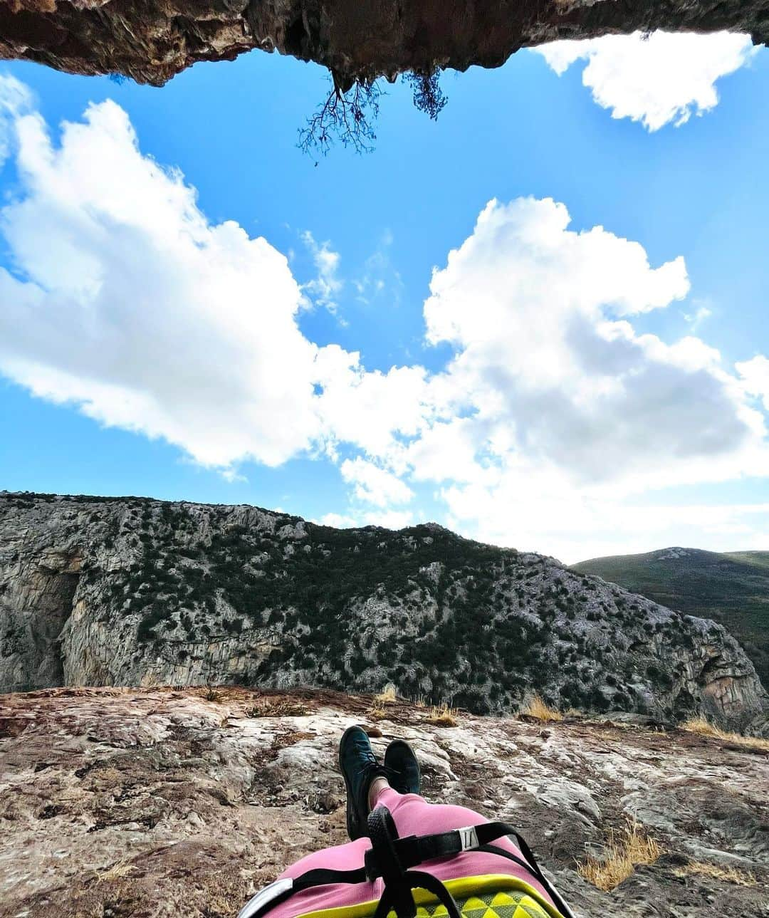 小林由佳さんのインスタグラム写真 - (小林由佳Instagram)「Already back home from amazing place where in Manikia, Greece 🏔🐐  There has not only nice clifs,  especialy develop team are  prepared very well for sign and pathway so far. Every climber can find easily where you want. and also they have made pretty good relationship with locals and climbers🙂 I respect such a lot of work and I would say thank you to who developed the crag🫰🏻🙏🏻  One of my favo point from the crag,  There has most of routes are simply single line or just extension to 2nd chain.⛓ I prefer this kind of climbing , cause of don't  need to think about connection or  restrictions just concentrate to the route. That's feels so cool for me.  There has mega potential for more new sector / new route. in the future certainly the crag will be getting grow up and a lot of new routes are will come.  Already I'm looking foward to next visit there and just I hope that not become a lot of derives routes even getting grow up . keep going as a style of now🙏🏻🙂  _ _ _ _ _ _ _ _ _ _ _ _ _ _ _ _ _ _ _ _ _ _ _ _ _ _  Manikiaは昨年秋にトポが出たばかりの新しい岩場🏔🐐  各エリアにはトポと一致した番号とエリア名が書かれたプレートが掲示されていて 駐車場にも案内板があるし、 アプローチには定期的にストーンマンか赤い▶︎が記されているので迷うほうが難しいくらい。 グレードが不確かなルートは「8b+？」と“？”付きなのも潔くてよかった。笑(結構ハテナいっぱいあるし笑)  現時点まででも、この大規模な開拓に すごい時間とお金と労力が費やされたことが容易に想像できるし、なによりとても丁寧に開拓されていて、 開拓チームのクライマー想いな細かな配慮に感動しました。  また、開拓だけでなく 地域の人へのクライマーの受け入れにもベースを作ってくれていて、レストランやスーパーへ行っても、ヤギ飼いのおじさんにすれ違っても、みんなウェルカムムードで接してくれたからお邪魔してます感がなくて過ごしやすかった◎ Manikia Projectに、いちクライマーとしてお礼を伝えたいです🙏🏻🙂  そして、この岩場で私がもう一つ好きだったところは ルートがシンプルな1本のライン、もしくはロングverというように派生ルートがほとんどないところ。 (私がオンサイト志向っていうのもあるかもしれないけど) トライ中 分岐点やの限定やの気にしなくていいから 登りに集中できるし、 なにより1本ラインってカッコよくて気持ちいい！⋆*  まだまだこの岩場はポテンシャルを無限大に秘めていて、 見渡す限り岩だらけ👀 たぶん、現在公開されているのは何じゅう分の1とかそーゆーレベルで "ここもまだ手付かずか!"って通過する岩いっぱいあるし、 すでに公開されたエリアもルートとルートの間には隙間がある。  これからきっとどんどん開拓されていくんだろうけど、 あみだにならないでシングルラインが登れるカッコいい岩場であって欲しいな。 なかなか海外での開拓には携われそうにないので 人頼みで申し訳ないけど🙏🏻 今から、また訪れるのが楽しみです🙂  #manikiaclimbing  #アテネからいく時はGoogleに騙されるな #左折は2回我慢」2月9日 23時17分 - yuca_tan