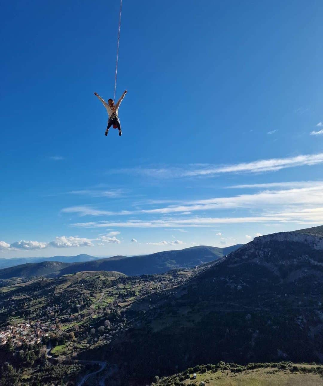 小林由佳さんのインスタグラム写真 - (小林由佳Instagram)「Already back home from amazing place where in Manikia, Greece 🏔🐐  There has not only nice clifs,  especialy develop team are  prepared very well for sign and pathway so far. Every climber can find easily where you want. and also they have made pretty good relationship with locals and climbers🙂 I respect such a lot of work and I would say thank you to who developed the crag🫰🏻🙏🏻  One of my favo point from the crag,  There has most of routes are simply single line or just extension to 2nd chain.⛓ I prefer this kind of climbing , cause of don't  need to think about connection or  restrictions just concentrate to the route. That's feels so cool for me.  There has mega potential for more new sector / new route. in the future certainly the crag will be getting grow up and a lot of new routes are will come.  Already I'm looking foward to next visit there and just I hope that not become a lot of derives routes even getting grow up . keep going as a style of now🙏🏻🙂  _ _ _ _ _ _ _ _ _ _ _ _ _ _ _ _ _ _ _ _ _ _ _ _ _ _  Manikiaは昨年秋にトポが出たばかりの新しい岩場🏔🐐  各エリアにはトポと一致した番号とエリア名が書かれたプレートが掲示されていて 駐車場にも案内板があるし、 アプローチには定期的にストーンマンか赤い▶︎が記されているので迷うほうが難しいくらい。 グレードが不確かなルートは「8b+？」と“？”付きなのも潔くてよかった。笑(結構ハテナいっぱいあるし笑)  現時点まででも、この大規模な開拓に すごい時間とお金と労力が費やされたことが容易に想像できるし、なによりとても丁寧に開拓されていて、 開拓チームのクライマー想いな細かな配慮に感動しました。  また、開拓だけでなく 地域の人へのクライマーの受け入れにもベースを作ってくれていて、レストランやスーパーへ行っても、ヤギ飼いのおじさんにすれ違っても、みんなウェルカムムードで接してくれたからお邪魔してます感がなくて過ごしやすかった◎ Manikia Projectに、いちクライマーとしてお礼を伝えたいです🙏🏻🙂  そして、この岩場で私がもう一つ好きだったところは ルートがシンプルな1本のライン、もしくはロングverというように派生ルートがほとんどないところ。 (私がオンサイト志向っていうのもあるかもしれないけど) トライ中 分岐点やの限定やの気にしなくていいから 登りに集中できるし、 なにより1本ラインってカッコよくて気持ちいい！⋆*  まだまだこの岩場はポテンシャルを無限大に秘めていて、 見渡す限り岩だらけ👀 たぶん、現在公開されているのは何じゅう分の1とかそーゆーレベルで "ここもまだ手付かずか!"って通過する岩いっぱいあるし、 すでに公開されたエリアもルートとルートの間には隙間がある。  これからきっとどんどん開拓されていくんだろうけど、 あみだにならないでシングルラインが登れるカッコいい岩場であって欲しいな。 なかなか海外での開拓には携われそうにないので 人頼みで申し訳ないけど🙏🏻 今から、また訪れるのが楽しみです🙂  #manikiaclimbing  #アテネからいく時はGoogleに騙されるな #左折は2回我慢」2月9日 23時17分 - yuca_tan