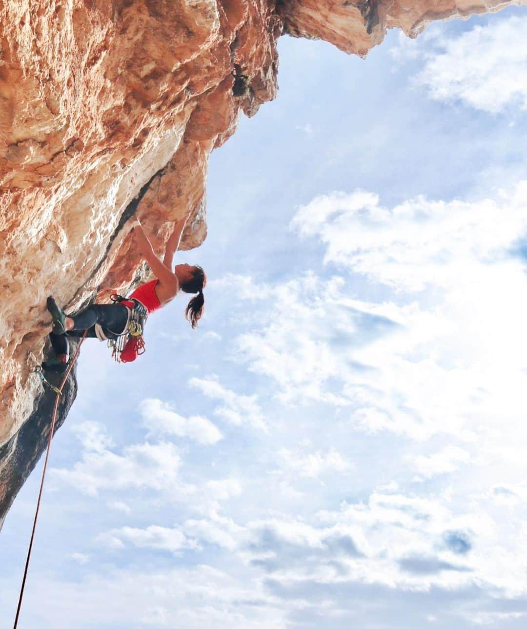 小林由佳のインスタグラム：「Already back home from amazing place where in Manikia, Greece 🏔🐐  There has not only nice clifs,  especialy develop team are  prepared very well for sign and pathway so far. Every climber can find easily where you want. and also they have made pretty good relationship with locals and climbers🙂 I respect such a lot of work and I would say thank you to who developed the crag🫰🏻🙏🏻  One of my favo point from the crag,  There has most of routes are simply single line or just extension to 2nd chain.⛓ I prefer this kind of climbing , cause of don't  need to think about connection or  restrictions just concentrate to the route. That's feels so cool for me.  There has mega potential for more new sector / new route. in the future certainly the crag will be getting grow up and a lot of new routes are will come.  Already I'm looking foward to next visit there and just I hope that not become a lot of derives routes even getting grow up . keep going as a style of now🙏🏻🙂  _ _ _ _ _ _ _ _ _ _ _ _ _ _ _ _ _ _ _ _ _ _ _ _ _ _  Manikiaは昨年秋にトポが出たばかりの新しい岩場🏔🐐  各エリアにはトポと一致した番号とエリア名が書かれたプレートが掲示されていて 駐車場にも案内板があるし、 アプローチには定期的にストーンマンか赤い▶︎が記されているので迷うほうが難しいくらい。 グレードが不確かなルートは「8b+？」と“？”付きなのも潔くてよかった。笑(結構ハテナいっぱいあるし笑)  現時点まででも、この大規模な開拓に すごい時間とお金と労力が費やされたことが容易に想像できるし、なによりとても丁寧に開拓されていて、 開拓チームのクライマー想いな細かな配慮に感動しました。  また、開拓だけでなく 地域の人へのクライマーの受け入れにもベースを作ってくれていて、レストランやスーパーへ行っても、ヤギ飼いのおじさんにすれ違っても、みんなウェルカムムードで接してくれたからお邪魔してます感がなくて過ごしやすかった◎ Manikia Projectに、いちクライマーとしてお礼を伝えたいです🙏🏻🙂  そして、この岩場で私がもう一つ好きだったところは ルートがシンプルな1本のライン、もしくはロングverというように派生ルートがほとんどないところ。 (私がオンサイト志向っていうのもあるかもしれないけど) トライ中 分岐点やの限定やの気にしなくていいから 登りに集中できるし、 なにより1本ラインってカッコよくて気持ちいい！⋆*  まだまだこの岩場はポテンシャルを無限大に秘めていて、 見渡す限り岩だらけ👀 たぶん、現在公開されているのは何じゅう分の1とかそーゆーレベルで "ここもまだ手付かずか!"って通過する岩いっぱいあるし、 すでに公開されたエリアもルートとルートの間には隙間がある。  これからきっとどんどん開拓されていくんだろうけど、 あみだにならないでシングルラインが登れるカッコいい岩場であって欲しいな。 なかなか海外での開拓には携われそうにないので 人頼みで申し訳ないけど🙏🏻 今から、また訪れるのが楽しみです🙂  #manikiaclimbing  #アテネからいく時はGoogleに騙されるな #左折は2回我慢」