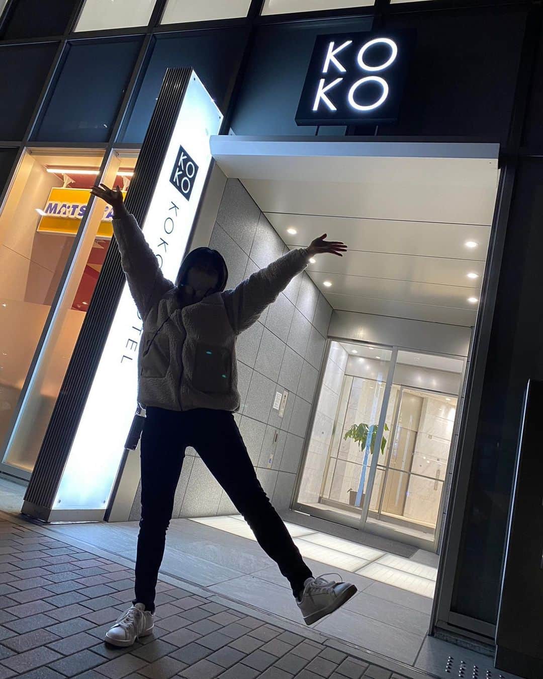 土橋ココさんのインスタグラム写真 - (土橋ココInstagram)「. 自分と同じ名前のホテルがあるということを聞きめちゃくちゃ気になったので泊まってきました🤩✌🏻  そのホテル名は、、、  　　　"KOKO HOTEL"  はい、もう名前がカッコ良よすぎる❤️‍🔥  いろんな場所にホテルがあるみたいなのですが、訳あって今回は広島駅前のKOKO HOTELに泊まりました🤣  なぜ広島まで行ったのか説明したいのですが... 長くなるので今度インスタライブする時などにお話したいと思います🤭 ちなみにこのホテルに泊まる為だけに広島まで行きました。笑  お部屋はとても綺麗で快適に過ごすことができました✨ (※大事なお部屋の写真撮るの忘れた...🙇🏻‍♀️)  いつも通り何かといろいろあった旅となりました。笑 また泊まりに行ってきたいと思います😚 皆さんもぜひ機会があれば泊まりに行ってみてください🥰  #koko #kokohotel #kokodobashi  #hiroshima」2月9日 23時56分 - niko_d.k