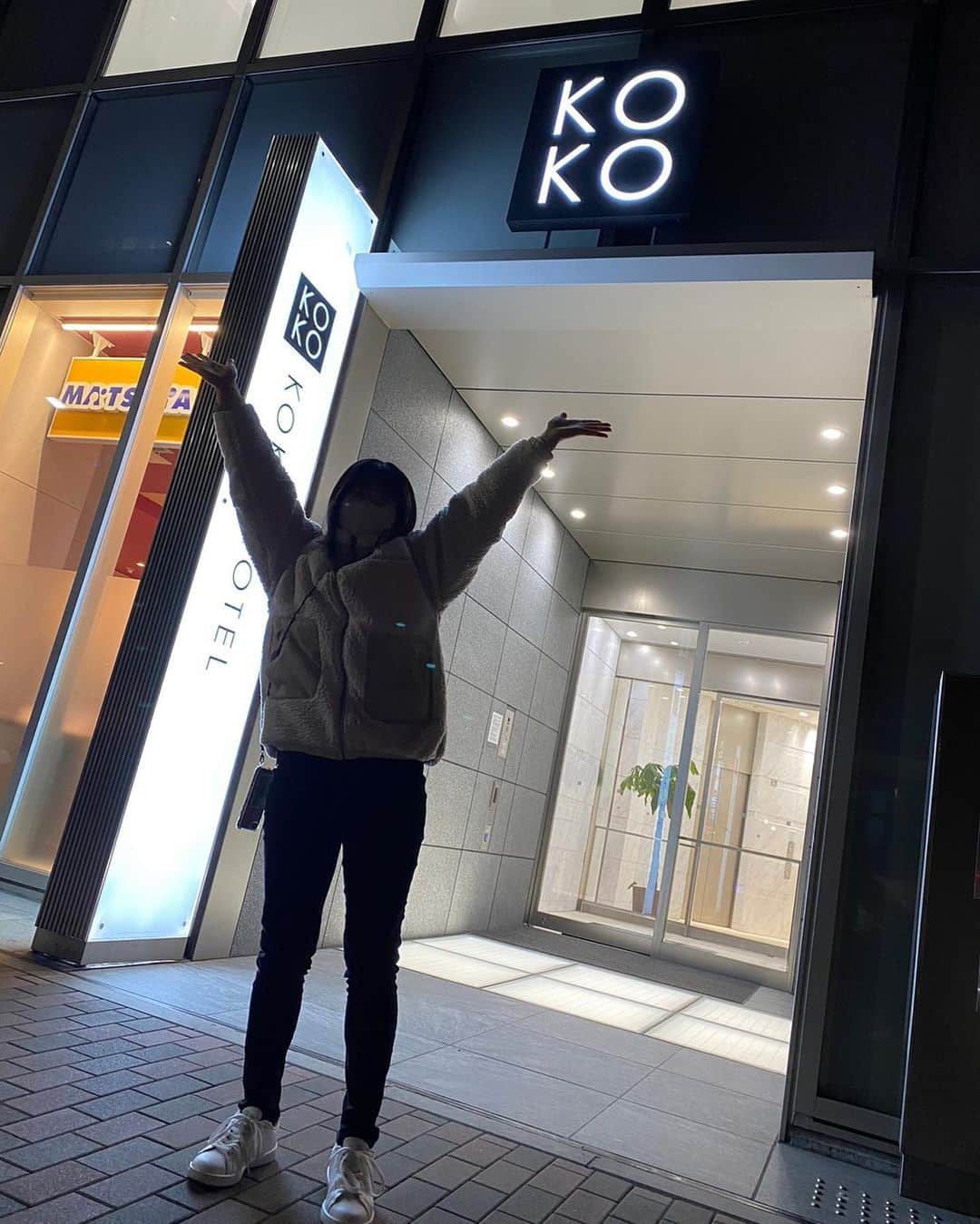 土橋ココさんのインスタグラム写真 - (土橋ココInstagram)「. 自分と同じ名前のホテルがあるということを聞きめちゃくちゃ気になったので泊まってきました🤩✌🏻  そのホテル名は、、、  　　　"KOKO HOTEL"  はい、もう名前がカッコ良よすぎる❤️‍🔥  いろんな場所にホテルがあるみたいなのですが、訳あって今回は広島駅前のKOKO HOTELに泊まりました🤣  なぜ広島まで行ったのか説明したいのですが... 長くなるので今度インスタライブする時などにお話したいと思います🤭 ちなみにこのホテルに泊まる為だけに広島まで行きました。笑  お部屋はとても綺麗で快適に過ごすことができました✨ (※大事なお部屋の写真撮るの忘れた...🙇🏻‍♀️)  いつも通り何かといろいろあった旅となりました。笑 また泊まりに行ってきたいと思います😚 皆さんもぜひ機会があれば泊まりに行ってみてください🥰  #koko #kokohotel #kokodobashi  #hiroshima」2月9日 23時56分 - niko_d.k