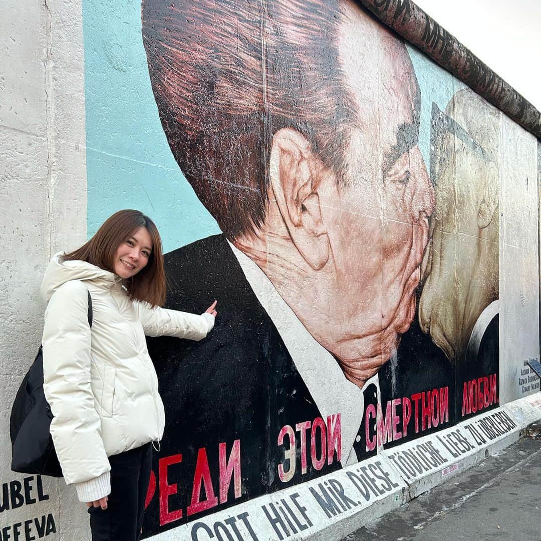 乙幡紗紀のインスタグラム：「・ Berlin🇩🇪 ベルリンといったら、イーストサイドギャラリー！ 21カ国118名のアーティストのアート作品を見てきました。 寒さを忘れて、色んな作品を見ながらのお散歩はすごくいい時間でした✨ #berlin  #eastsidegallery  #berlinwall」