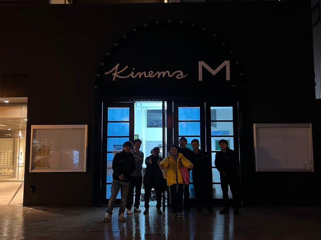 安藤モモ子のインスタグラム：「夜のキネマM 映像機器システム社の皆さんとは、父が下関でシアターゼロを運営していた時からのご縁で、 今回、大変なこといっぱいある中、とことんお付き合いくださり、 本当に幸せです。  工事中の現場でスクリーンテストは、まさに宇宙船。  新発見いっぱい、日々みんなで進化しながらオープンへ。  #キネマm  #高知 #ミニシアター」