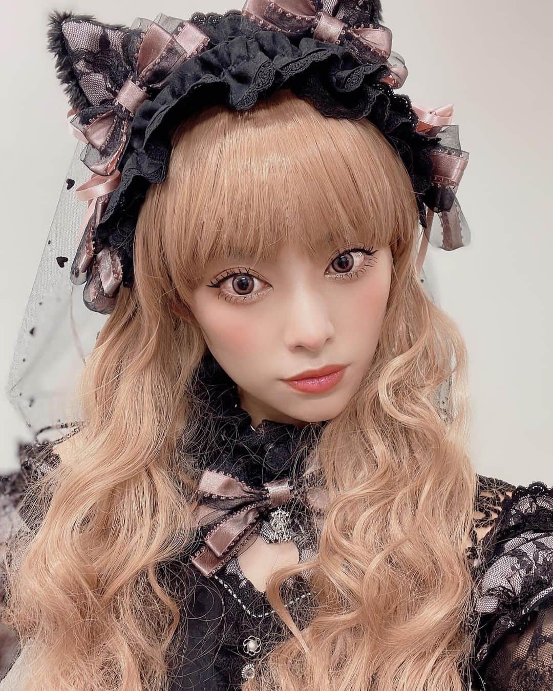 のインスタグラム：「BABYさんのファッションショー🎀 1着目はALICE and the PIRATES の猫ちゃん🐱 人生初めてのロリィタで楽しかった~~~💓 ファッションショーってたのしい⤴⤴⤴❣️ @alice_and_the_pirates   #ロリィタ #ロリータ #ロリィタファッション #ロリータファッション  #aliceandthepirates  #babythestarsshinebright  #BABY #babyファッションショー #ファッションショー #lolitafashion #lolita #lolitadress #lolitastyle #lolitagirl #lolitacoord  #ゴスロリ #ロリータコーデ」