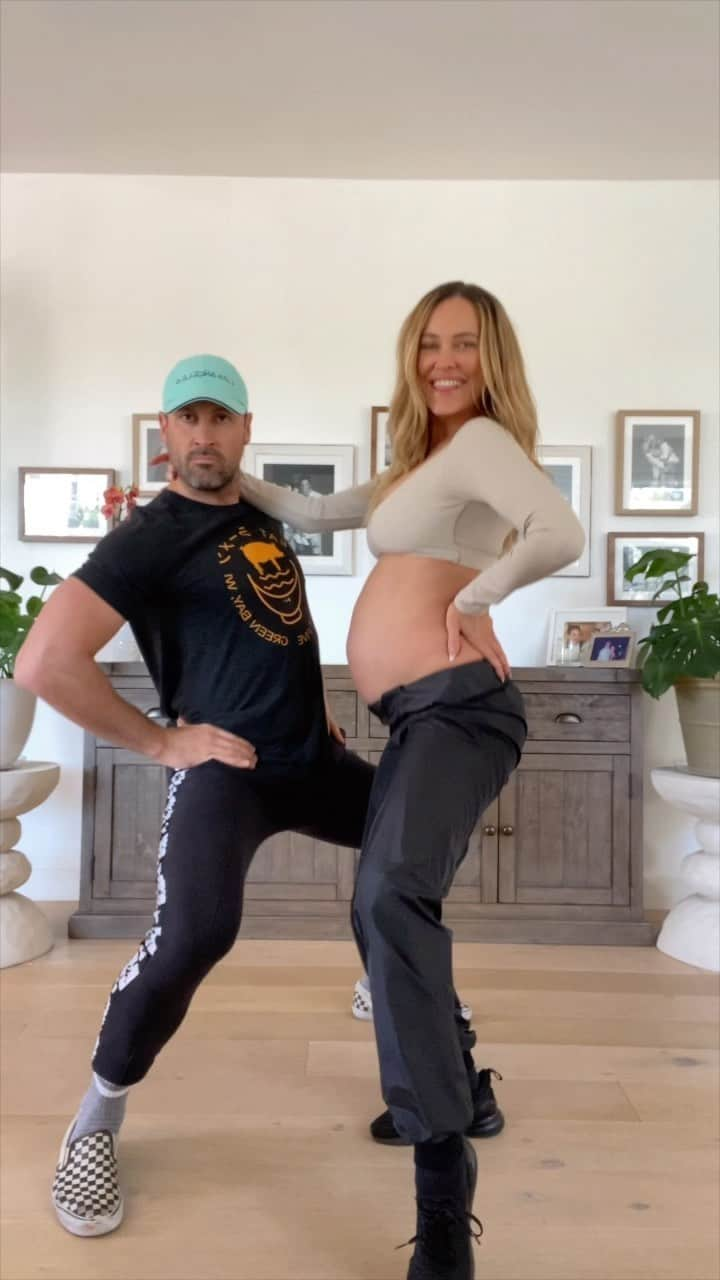 Peta Murgatroydのインスタグラム：「Oh we’re in this!!! Finally!!! Let’s go!!!  1) It’s hilarious that we’ve waited for @petamurgatroyd to be fully pregnant to start doing any dancing here 🤰   2) If you know @maksimc you know he REALLY did NOT want to be part of this, but if you actually know him you’ll be able to see the exact move that changed his mind 😝   What is Maks’s favorite body part to move?? What trendy dance should we do next??  #MaksAndPeta  #pregnantandperfect  #prettygirls」