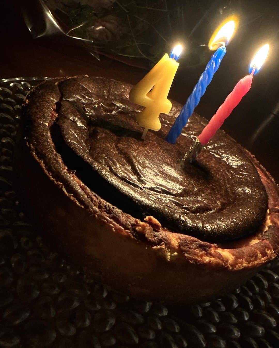 知念里奈さんのインスタグラム写真 - (知念里奈Instagram)「誕生日メッセージをくださった皆様、ありがとうございます♡ 覚えててくれたり、思い出してくれたりした一人一人を想像して今日は一日幸せな気持ちで過ごせました。　  いいよいいよー、と言っていても結局何かしてもらっちゃうので、今年は自分でケーキを焼きました。 バスクチーズケーキ。 完全にワインのあてです🤪 2枚目は、洗濯物を畳みながら見た今日の夕焼け。 たまたま長男もいたので３人で見ることができて、たぶん神様からのプレゼントだ！と写真におさめました。  とにかく健康第一に、めいいっぱいに生きまーす。いつもありがとう。 感謝を込めて♡」2月10日 1時15分 - rinachan29