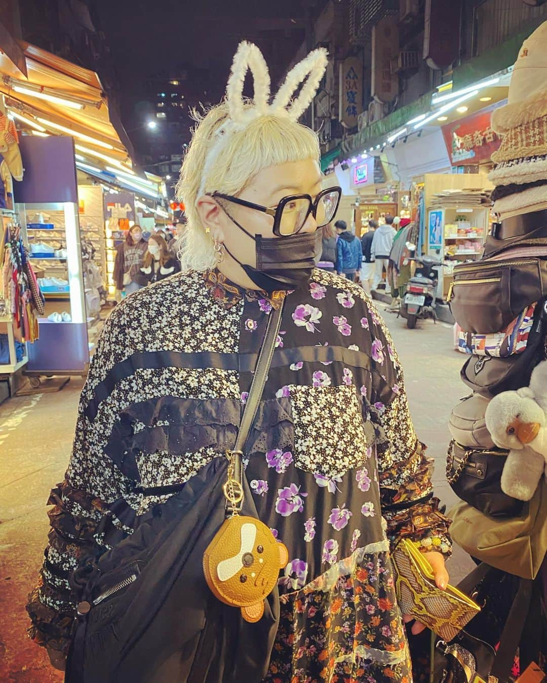 相澤樹さんのインスタグラム写真 - (相澤樹Instagram)「夜市で頭にうさぎをつけて、店のおばさんに買いもしない小銭入れをバックの金具につけられて、訳わからないまま、変なキャラ好きおばさんにスタイリングされて　笑笑　　まだまだ学びが足りないと気づく。 スタイリスト、スタイリングされる、、 。勢いには敵わない！台湾最高に笑った。」2月10日 1時18分 - mikitiaizawa