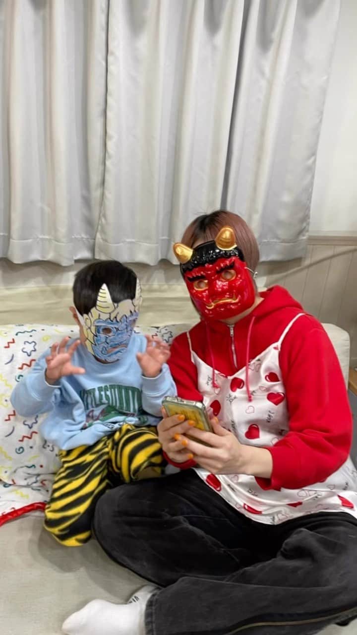 のインスタグラム：「2023年渡る世間は鬼ばかり節分パーティー 2年ぶりに青鬼がやってきた👹 2年前大号泣だったとういは、もう泣かずにひたすら鬼に豆(チーズとマシュマロ)を投げ続けてた🔥🔥 初参戦のはんちゃんは大号泣で、、、大粒の涙を流していたのよ。。ごめんね😭でもかわいすぎてたまらんかった🥺 ぺがちゃんが作ってくれた鬼のパンツもかわいくて✨✨ ありがとうーーーー！！！！！！ また来年もよろしくお願いします🔥 ㅤㅤㅤㅤㅤㅤㅤㅤㅤㅤ #節分 #節分パーティー #鬼は外」