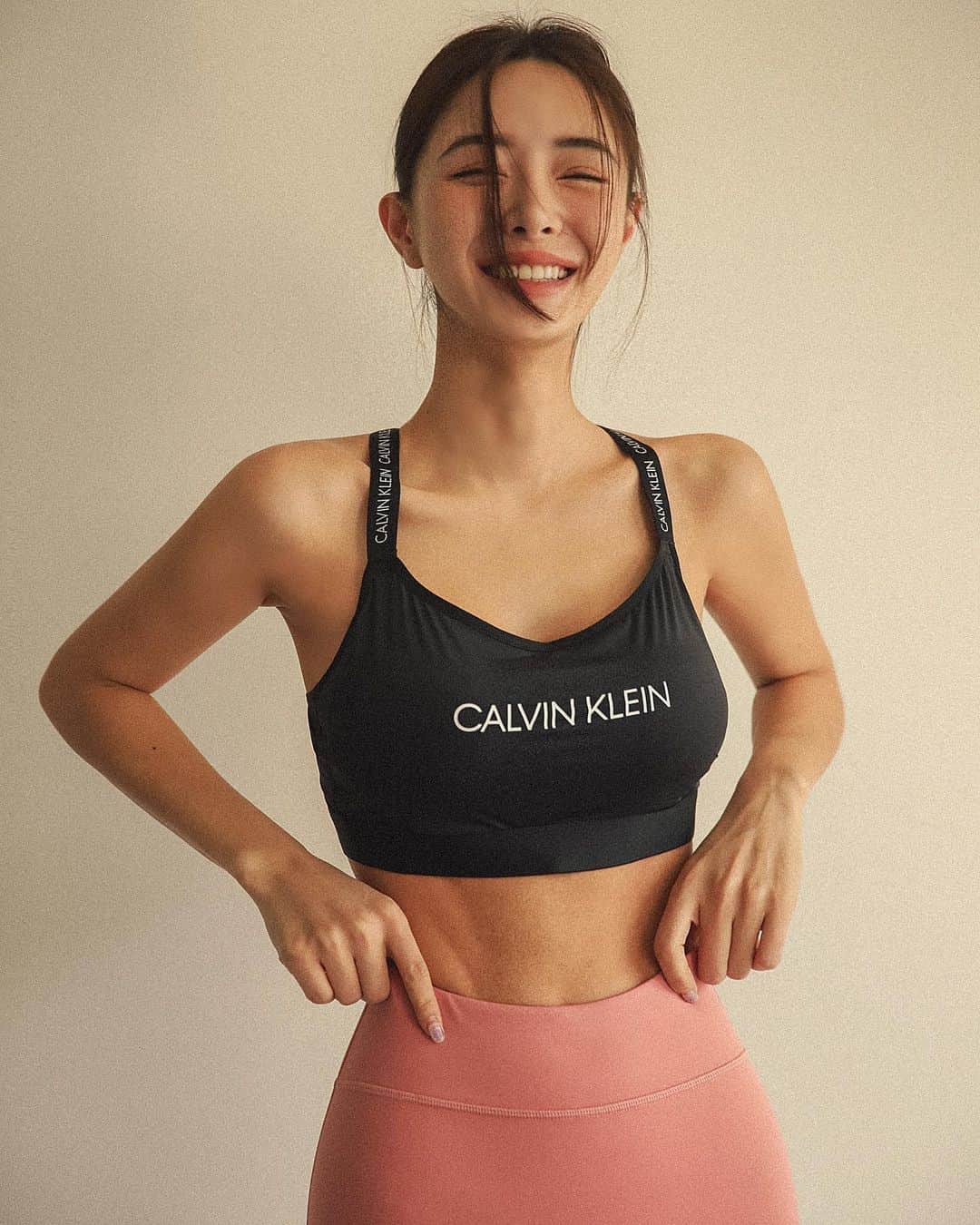キム・ボラムのインスタグラム：「다들 안주무시고 옆으로 누워서 릴스 보고 계신가요?🫣 오늘 라방 지이이이짜아아아 재미있었고 정말 알찼어요🫰🏿술방 안주 3차까지 가고 깨알 운동하고 잠시 저희 집 인테리어 바꾼거 자랑하고 ㅋㅋㅋㅋㅋ결국 세안 후 팩으로 마무리 하고 라방은 끝이 났네요😘 오늘따라 제가 텐션이 높아서 말 쉬지 않고 쫑알쫑알 댔는데 늦게까지 들어주셔서 감사합니다 ❤️ 그리고 제가 브랜드 촬영하고 왔다는 곳은 캘빈입니다 🎉 개인적으로 캘빈 세상 좋아하는데 제가 다다음 주에 #캘빈클라인 공구하게 되었어요 🥹🥹🥹 #calvinklein 브랜드는 제가 첫 공구이니 기대 많이 해주세요!! 😍 @calvinklein」