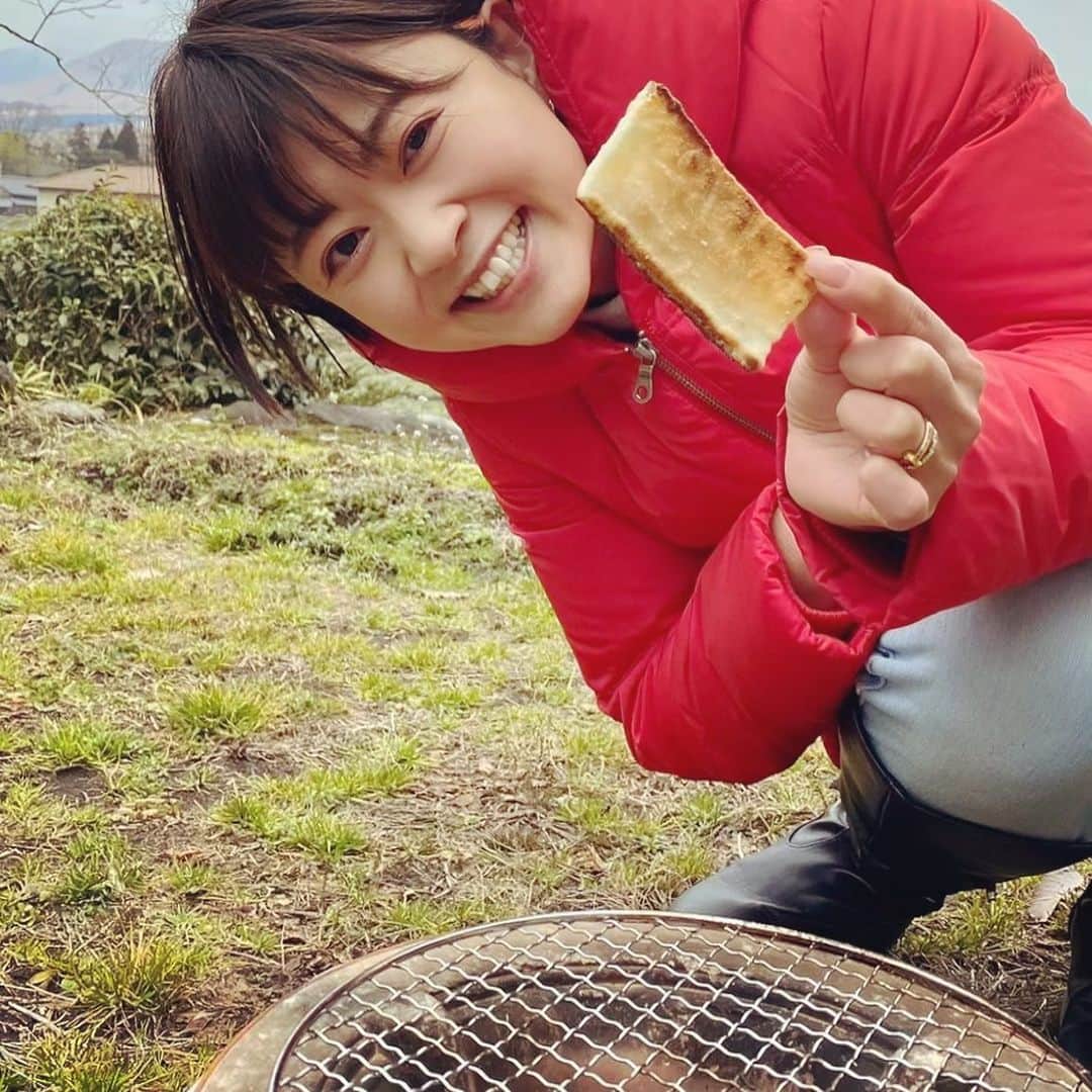 のインスタグラム：「今日中継でご紹介した 阿蘇の伝統保存食『かき餅』 ほんのり甘くてサクサク〜！！ どこか懐かしいお味😋 美味しくてとまりません😍笑 道の駅阿蘇などで販売中です❤️  #てれビタ#阿蘇伝統保存食#かきもち#かき餅#かきもちづくり#道の駅阿蘇」