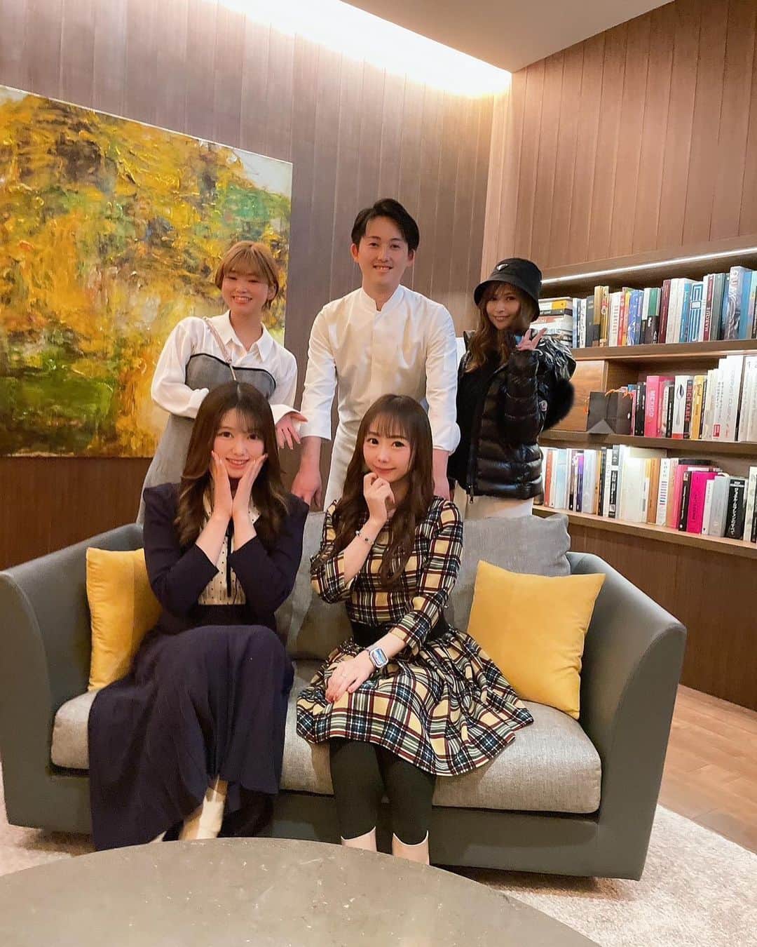 工藤舞のインスタグラム：「とても素敵で美味しいお料理をいただいたので🫶 書き記したいと思います😊  お友達のお誕生日祝いでフレンチに🥰  なにから何まで素敵過ぎました😍 目で見て堪能して、味はもちろん逸品🫶季節の美味しい食材も頂き、それに合わせたお茶(金木犀の香りの緑茶や、薔薇の香りのするものもありました)を飲みながら🍵  料理に合わせて壁のプロジェクションマッピングも変化して、音響もそれに合わせて変わります😊  エンターテインメントでした✨  美味しいもの食べて、たくさんいい話もできてすごく刺激的な1日でした😍  #虎ノ門ヒルズ#unis#フレンチ#女子会#フレンチディナー#グルメ#グルメ女子#デートディナー   最後はお店の方もまじえて写真を☺️ 1人だけ帰る準備万全なところには触れないでくださいw」